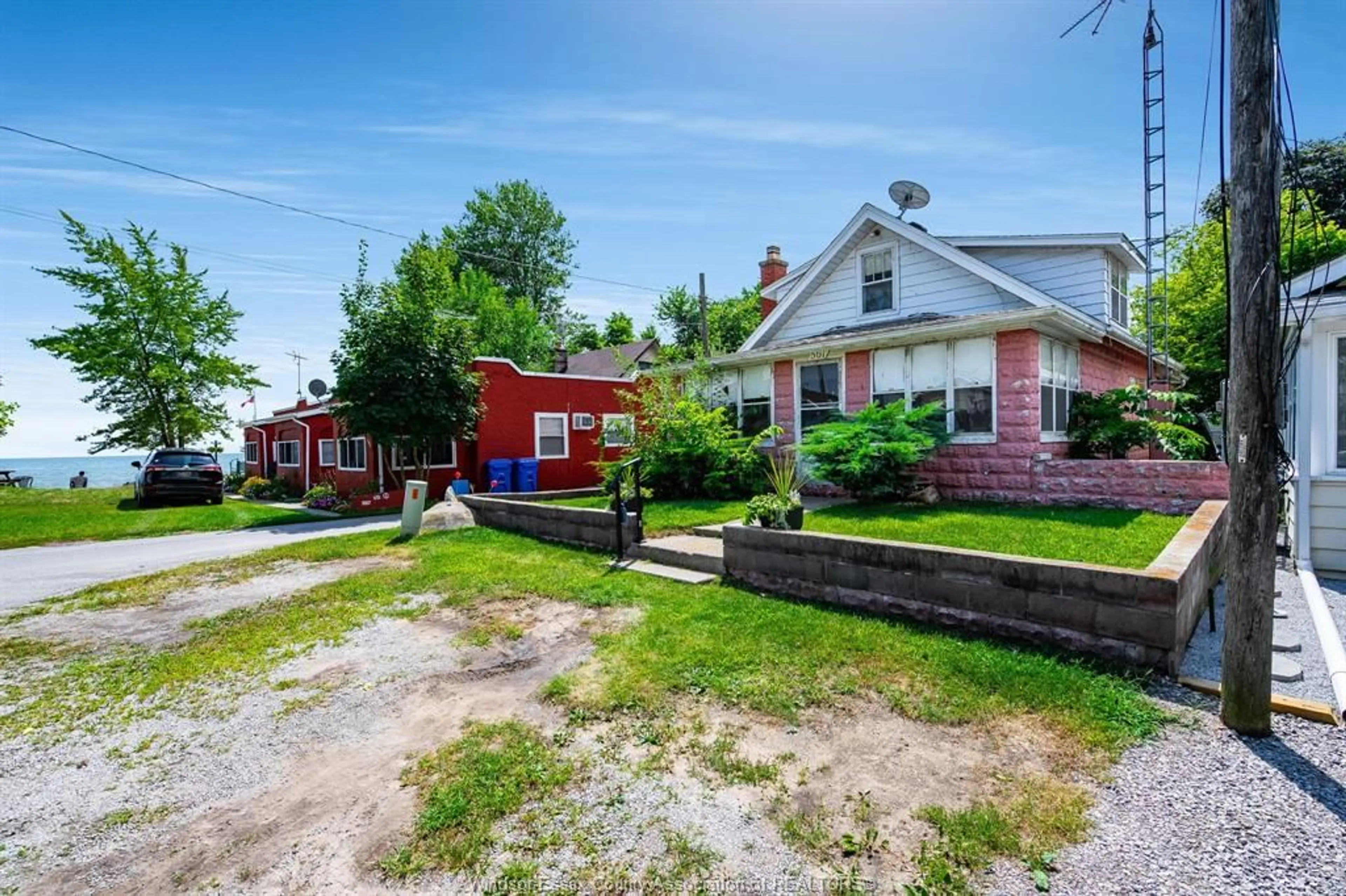 A pic from outside/outdoor area/front of a property/back of a property/a pic from drone, street for 561 3rd Blvd, Kingsville Ontario N9Y 3W2