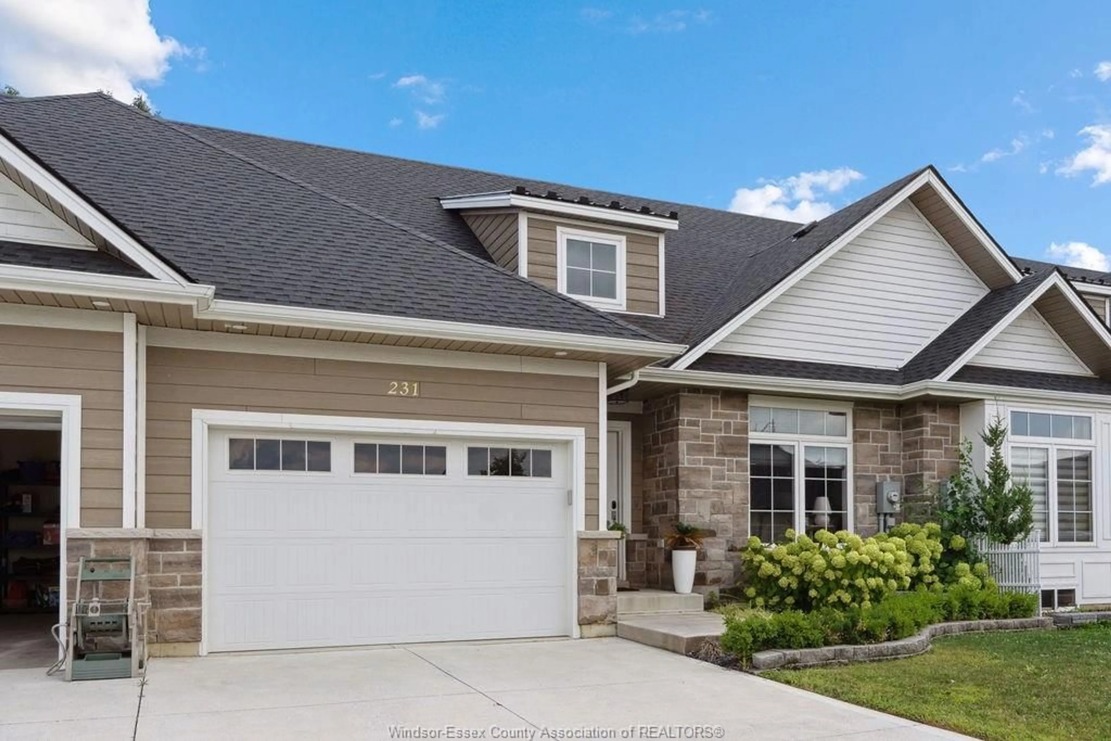 Home with vinyl exterior material, street for 231 LIVINGSTONE, Amherstburg Ontario N9V 0H1