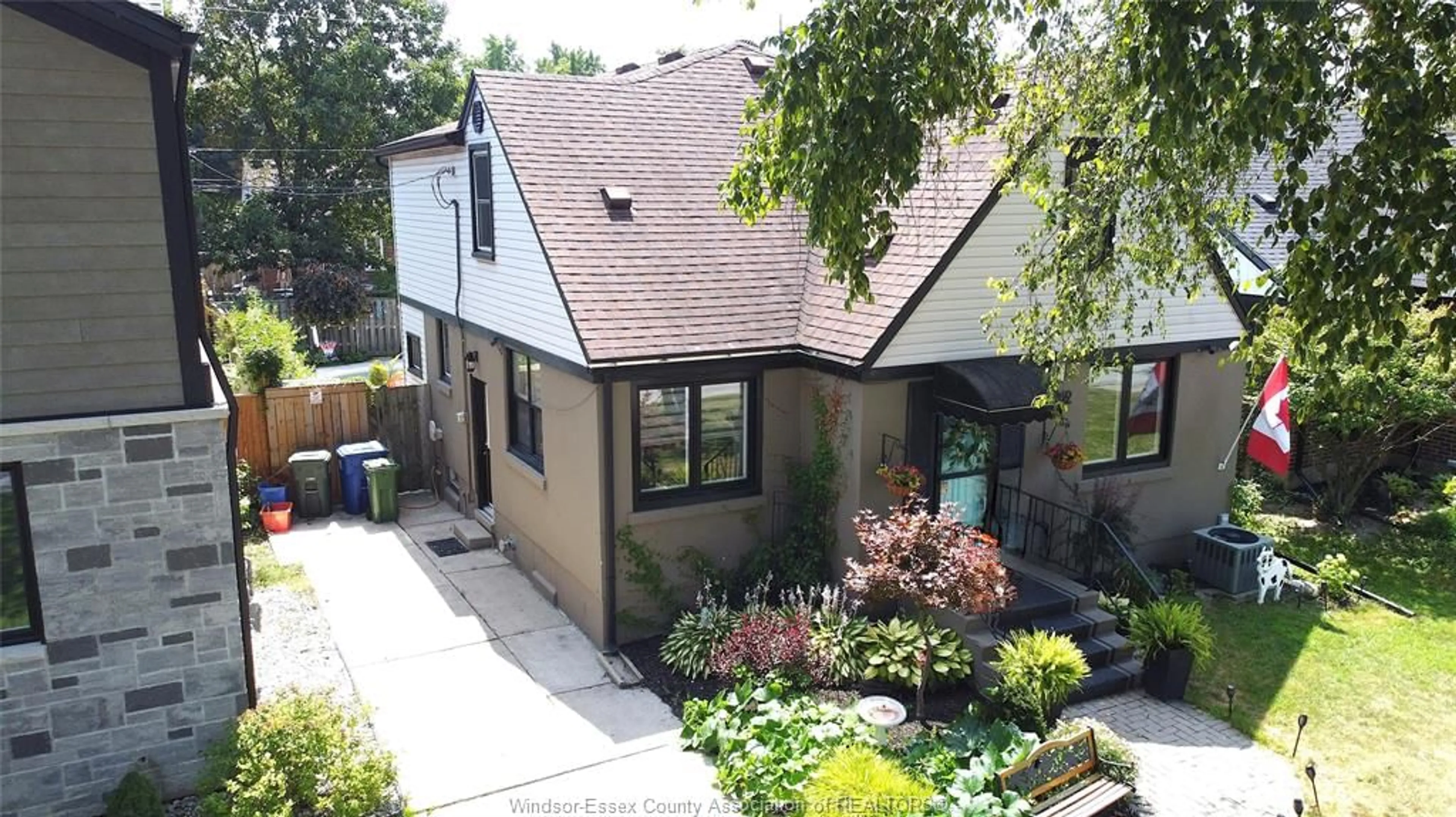 A pic from outside/outdoor area/front of a property/back of a property/a pic from drone, street for 1969 ARRAS Ave, Windsor Ontario N8W 1T4