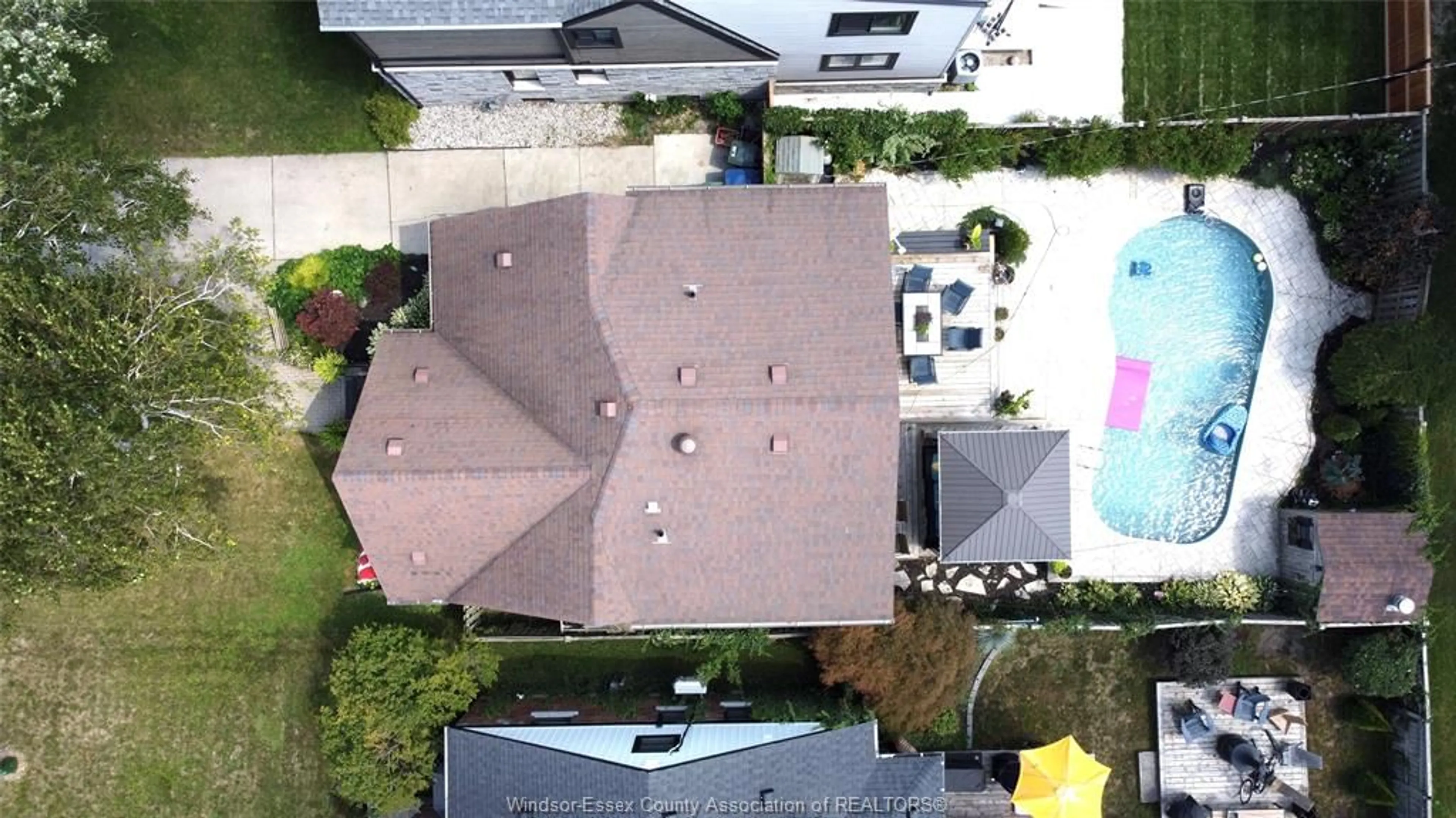 A pic from outside/outdoor area/front of a property/back of a property/a pic from drone, unknown for 1969 ARRAS Ave, Windsor Ontario N8W 1T4