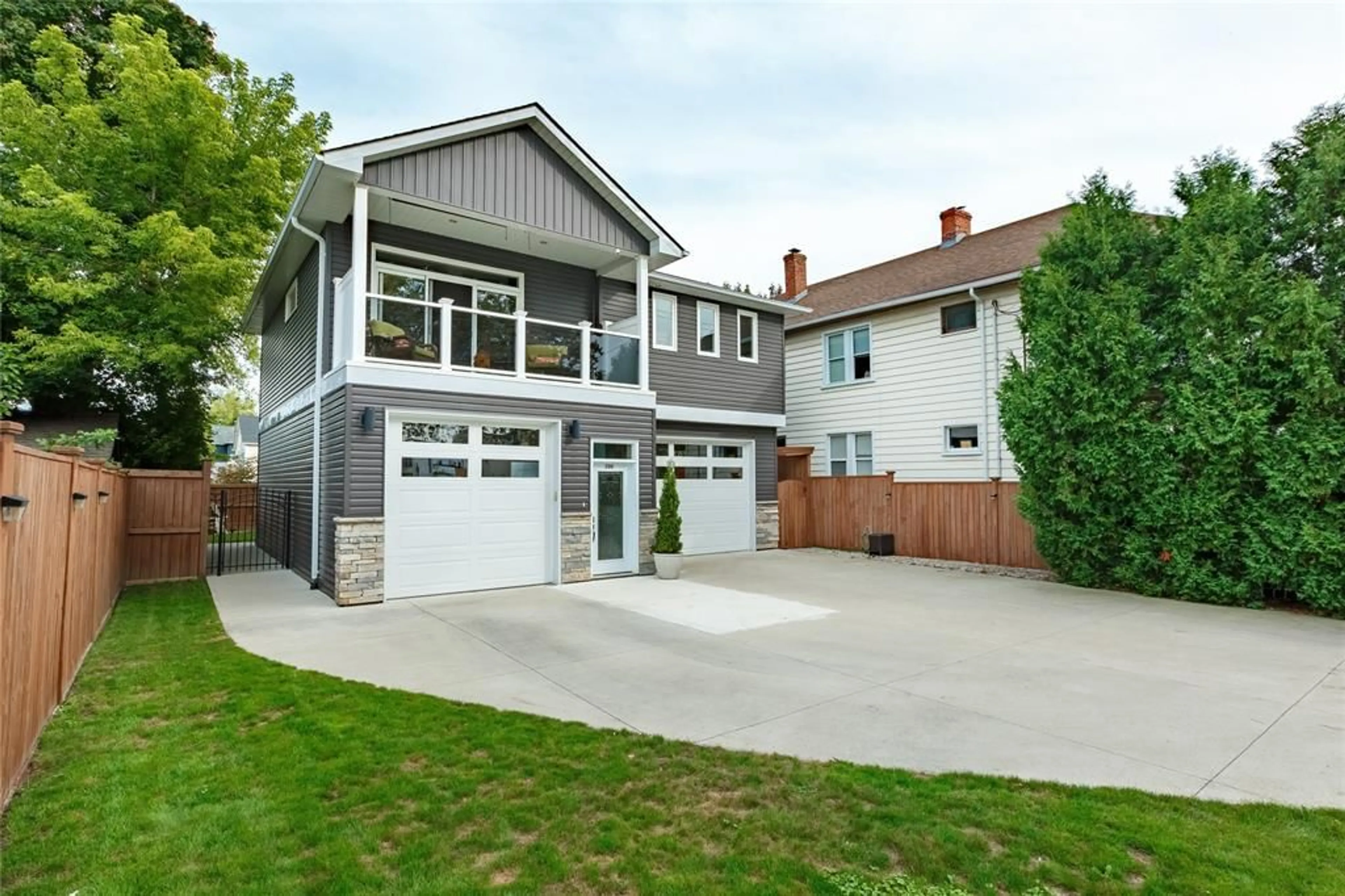 Home with vinyl exterior material, street for 200 BROCK St, Sarnia Ontario N7T 5Z3