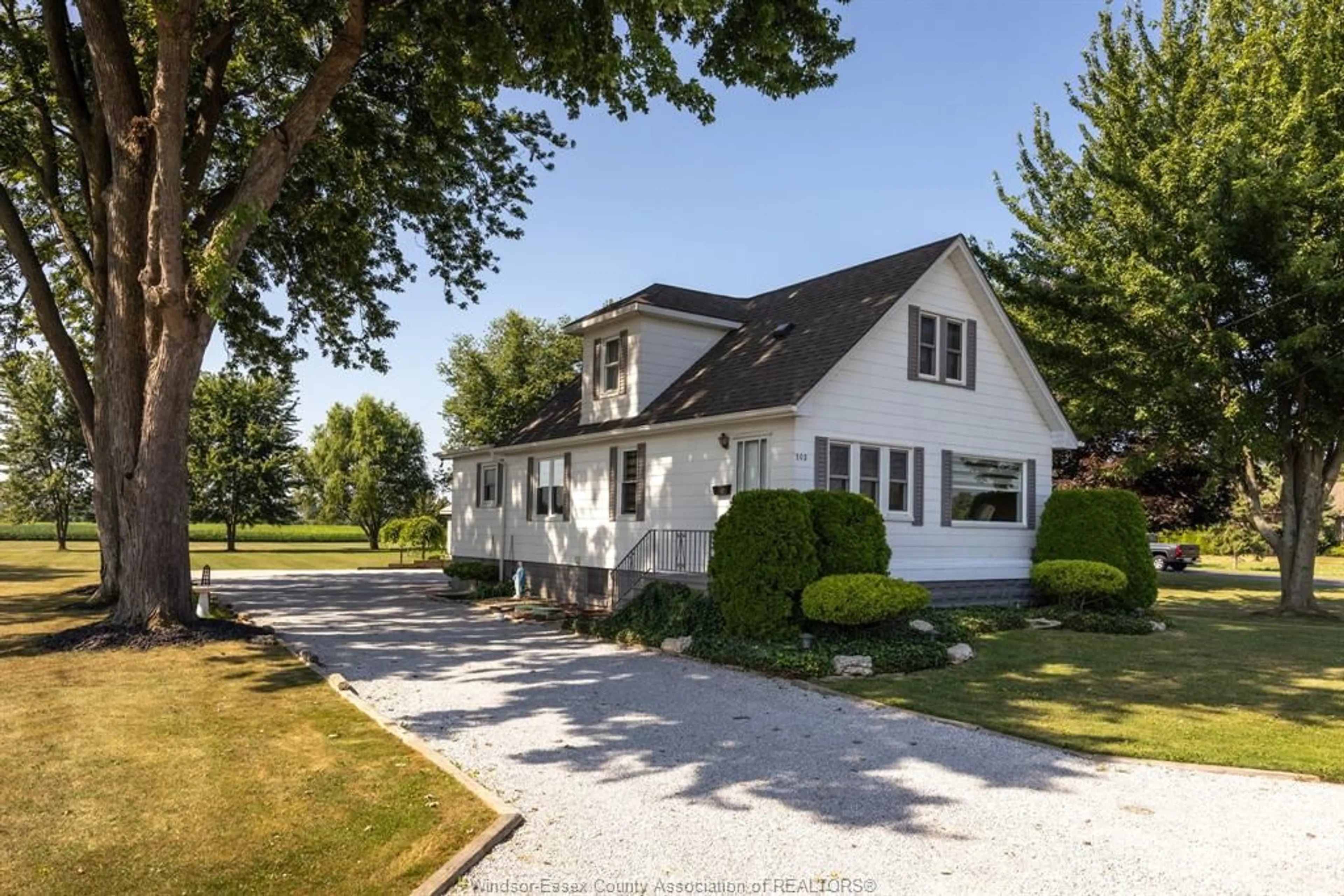 Unknown for 702 MARTIN Lane, LaSalle Ontario N9J 2W8