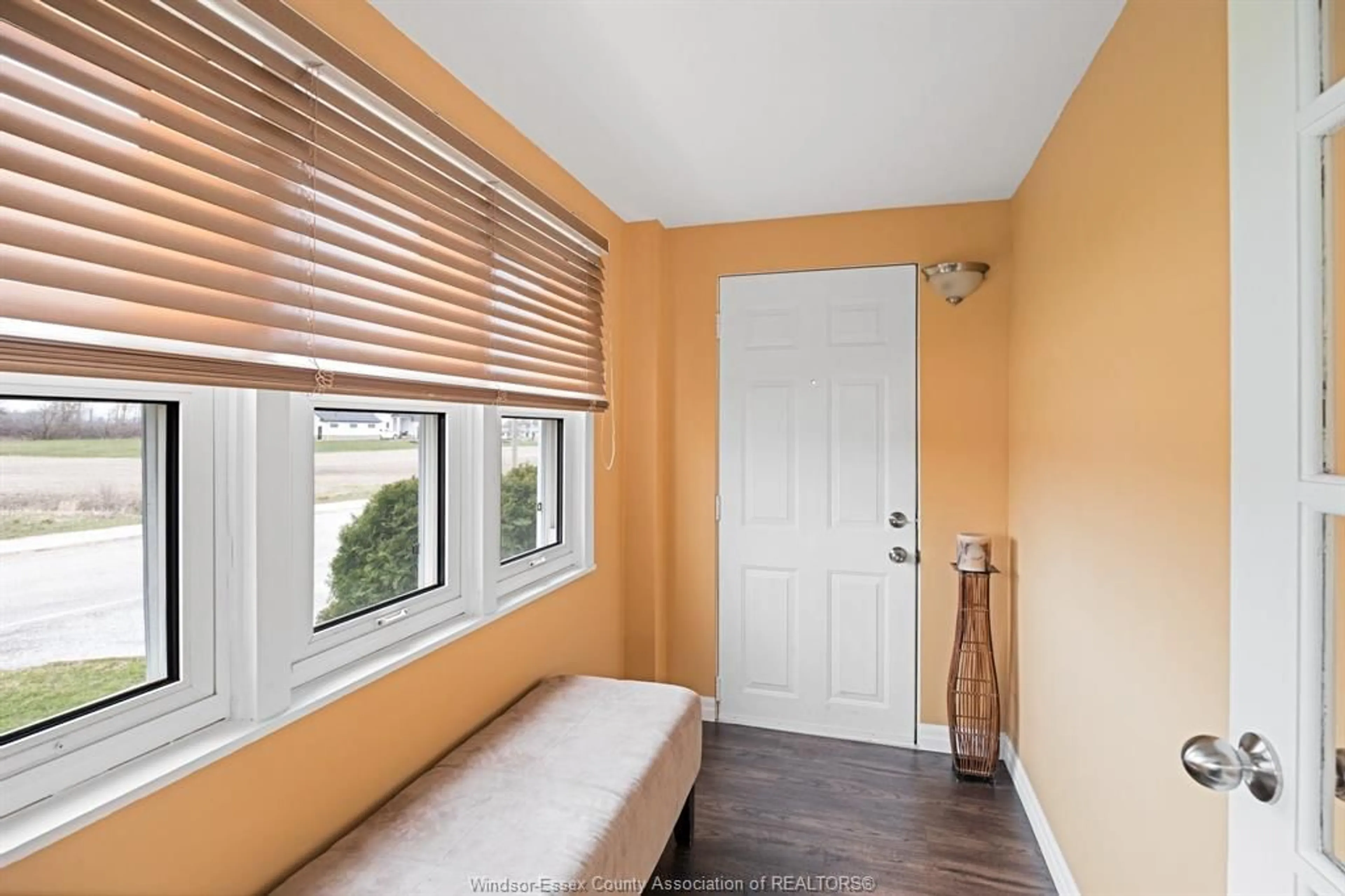 Indoor entryway for 702 MARTIN Lane, LaSalle Ontario N9J 2W8