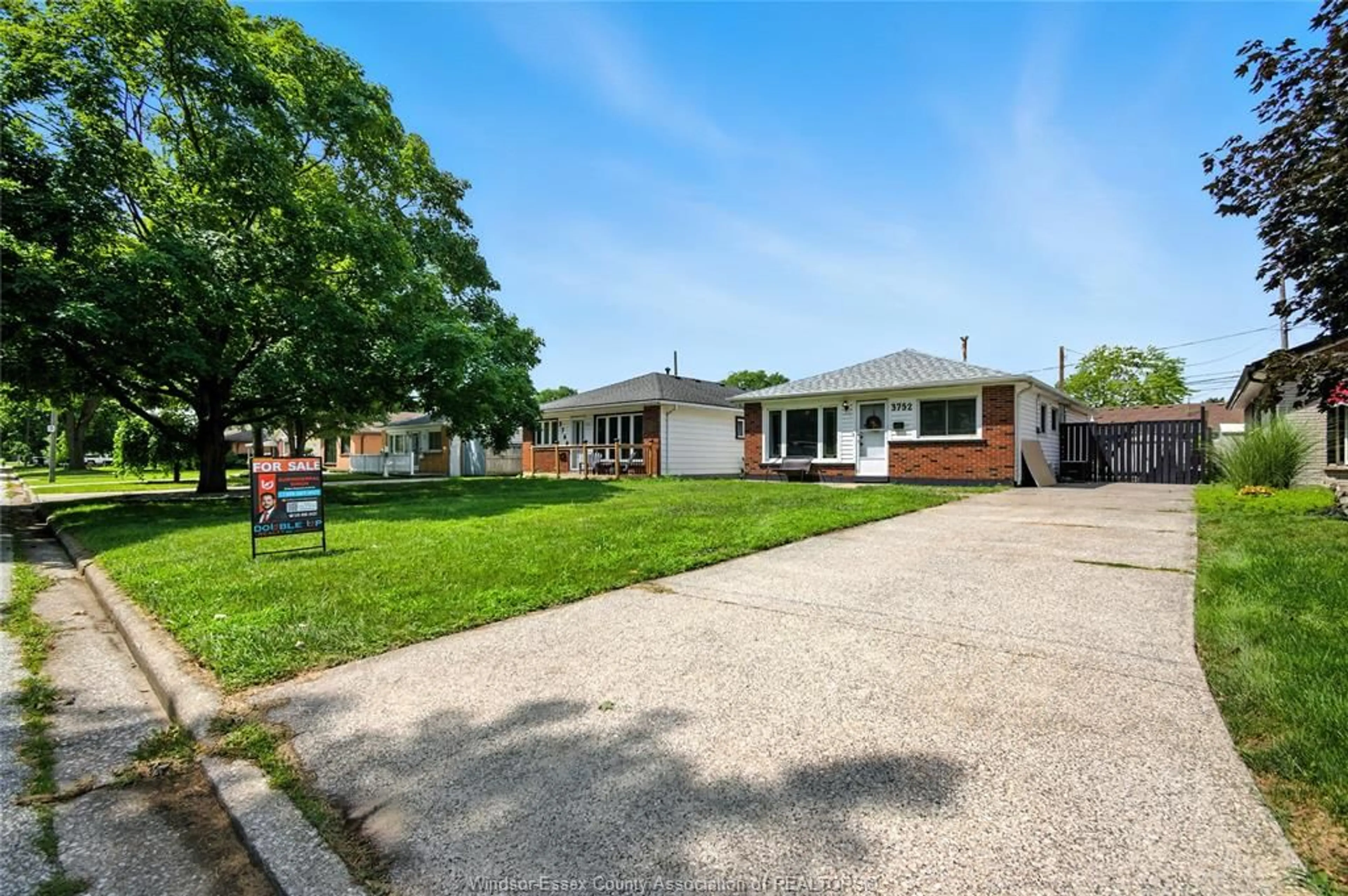 A pic from outside/outdoor area/front of a property/back of a property/a pic from drone, street for 3752 BLACKBURN Crt, Windsor Ontario N9C 2E7