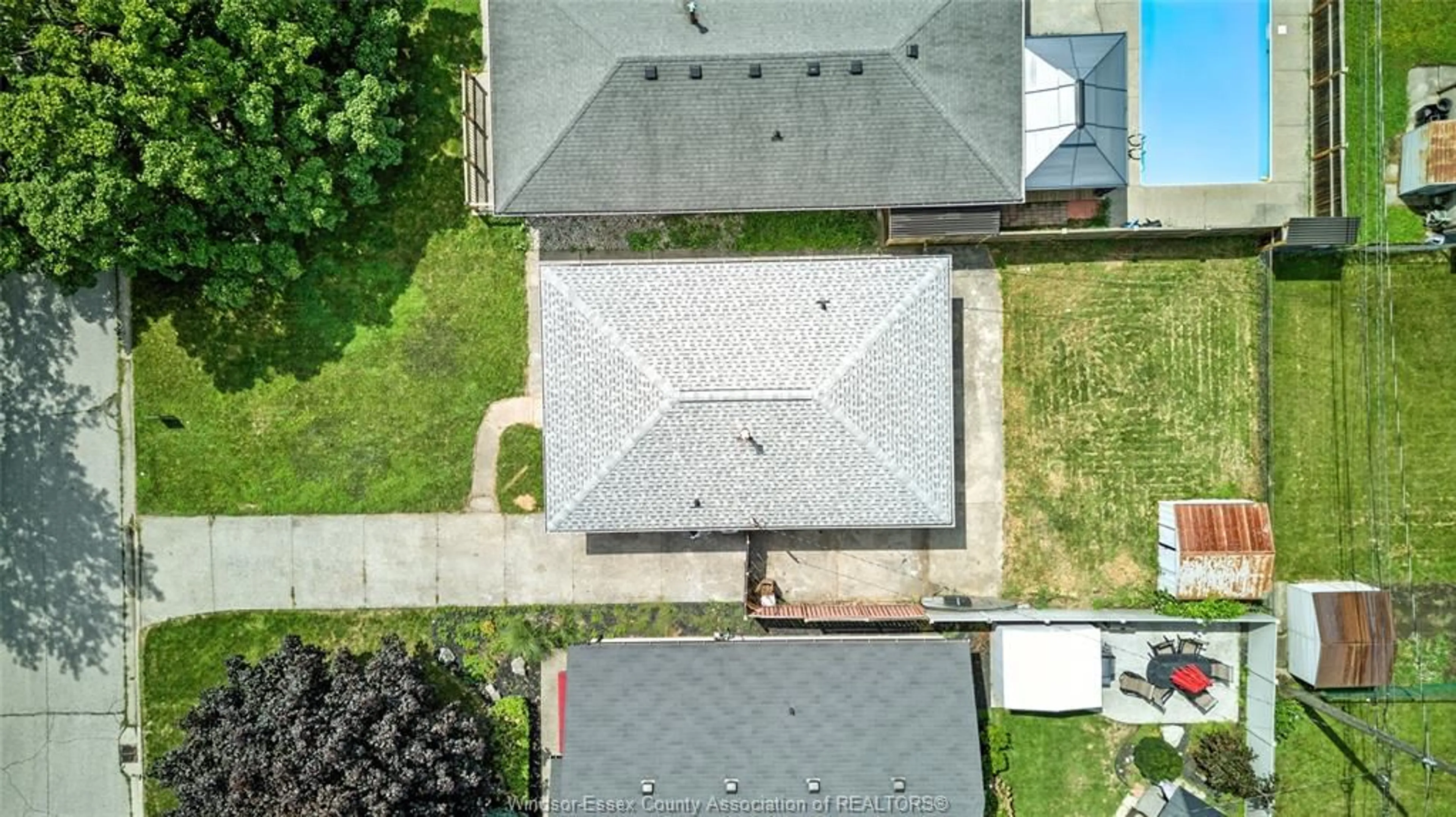 A pic from outside/outdoor area/front of a property/back of a property/a pic from drone, street for 3752 BLACKBURN Crt, Windsor Ontario N9C 2E7