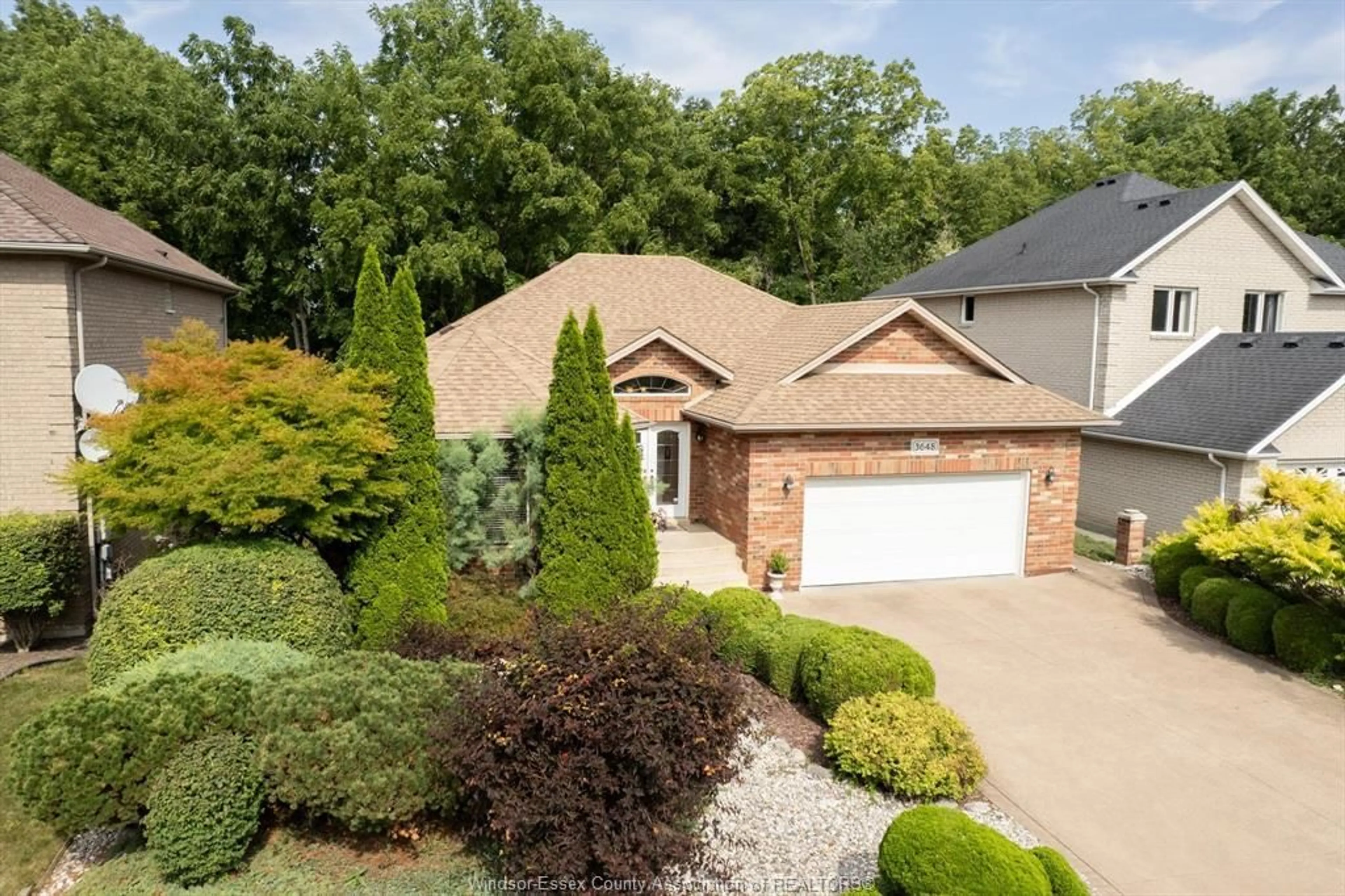 A pic from outside/outdoor area/front of a property/back of a property/a pic from drone, street for 3648 INGLEWOOD, Windsor Ontario N9E 4P3