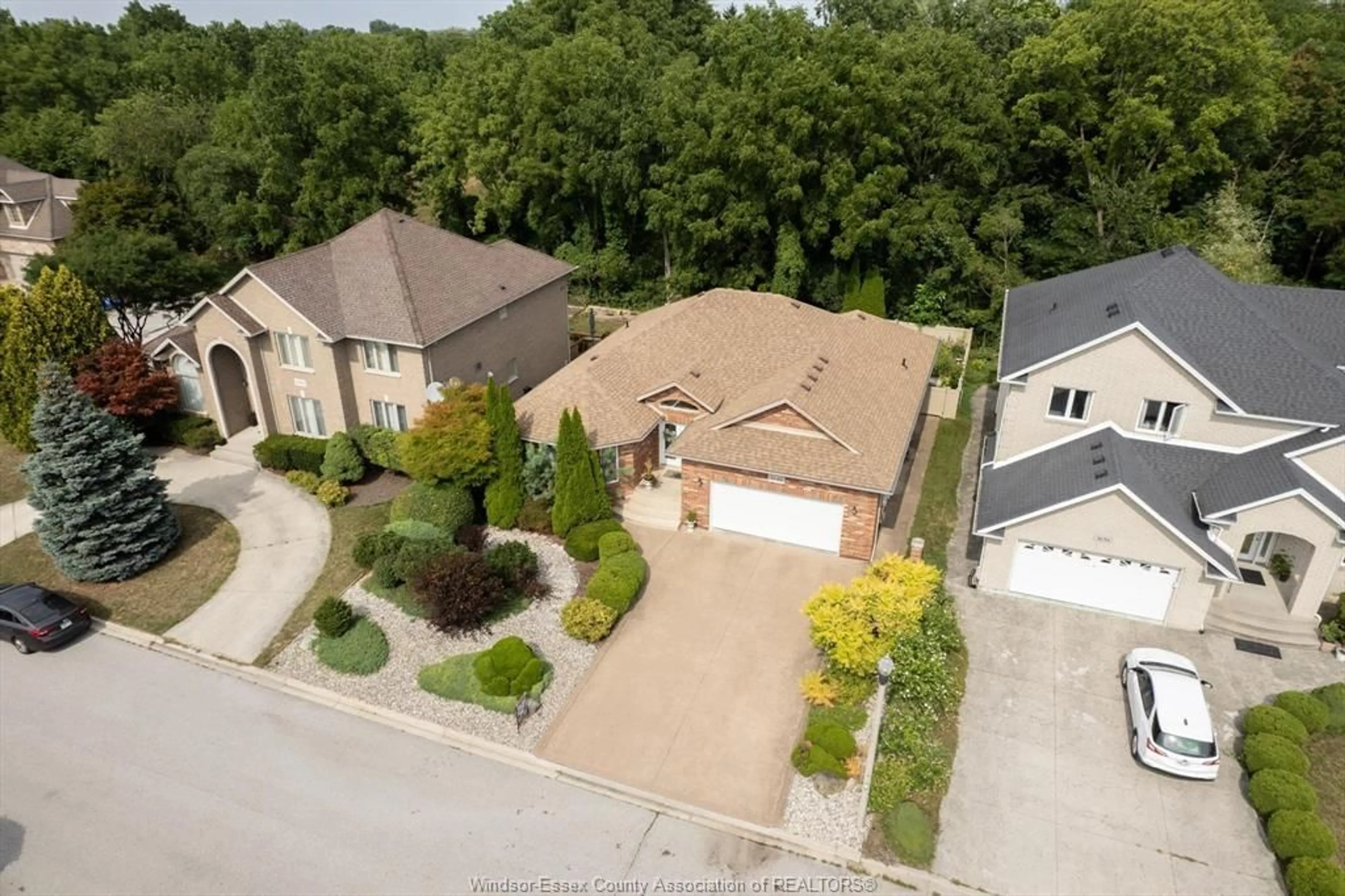 A pic from outside/outdoor area/front of a property/back of a property/a pic from drone, street for 3648 INGLEWOOD, Windsor Ontario N9E 4P3