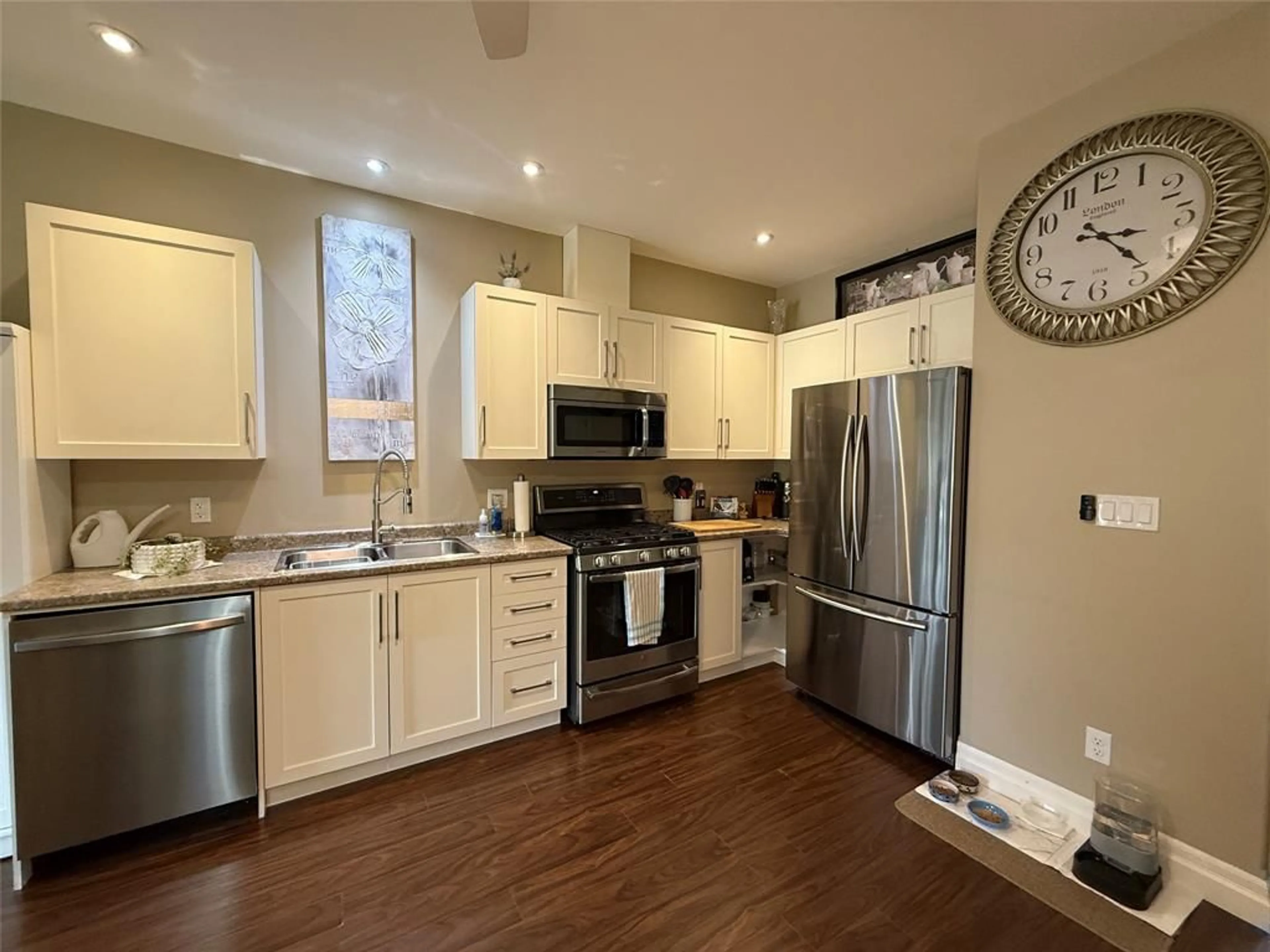 Open concept kitchen, wood/laminate floor for 16 LEISURE Lane, Dresden Ontario N0P 1M0