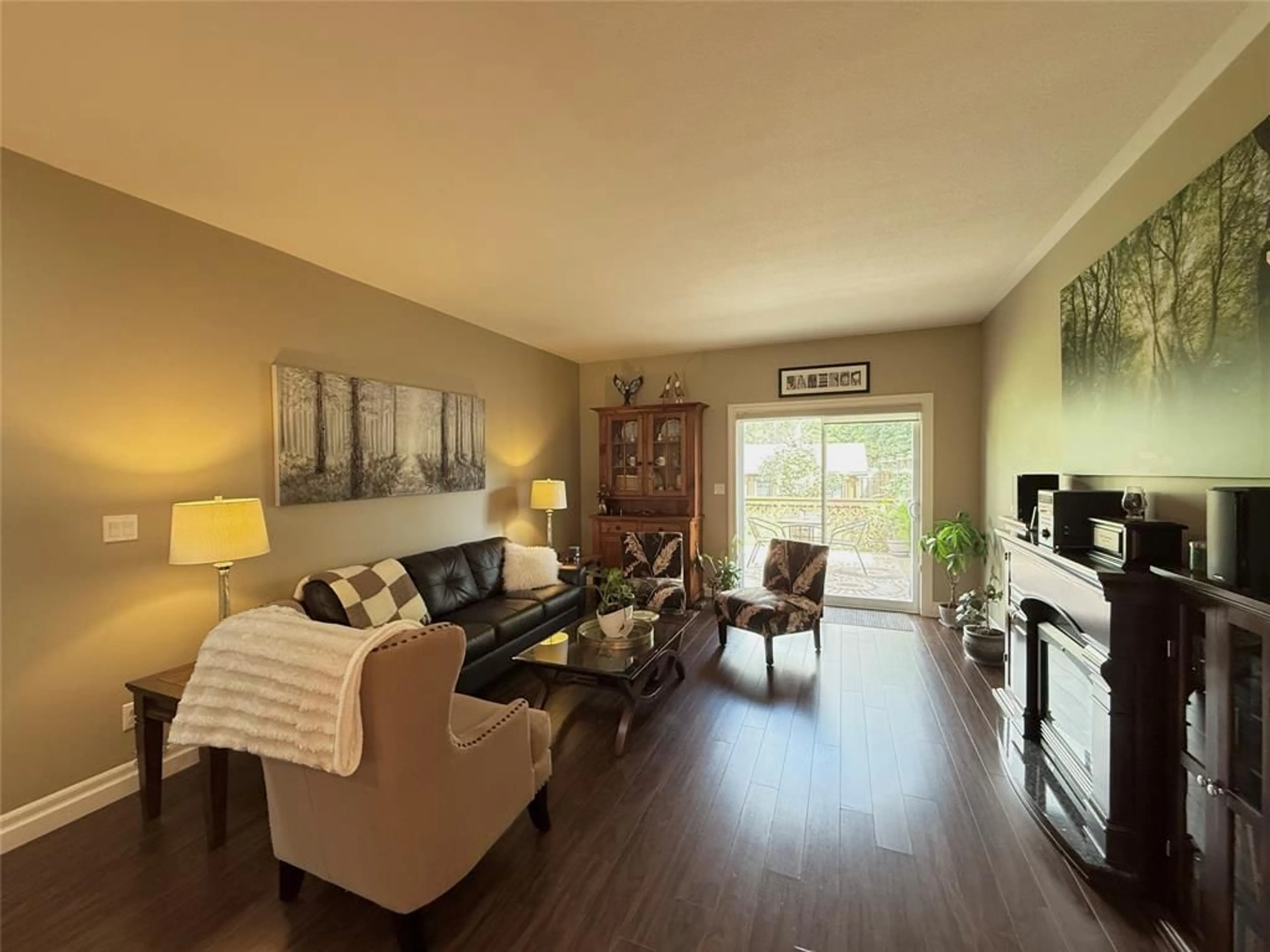 Living room with furniture, wood/laminate floor for 16 LEISURE Lane, Dresden Ontario N0P 1M0