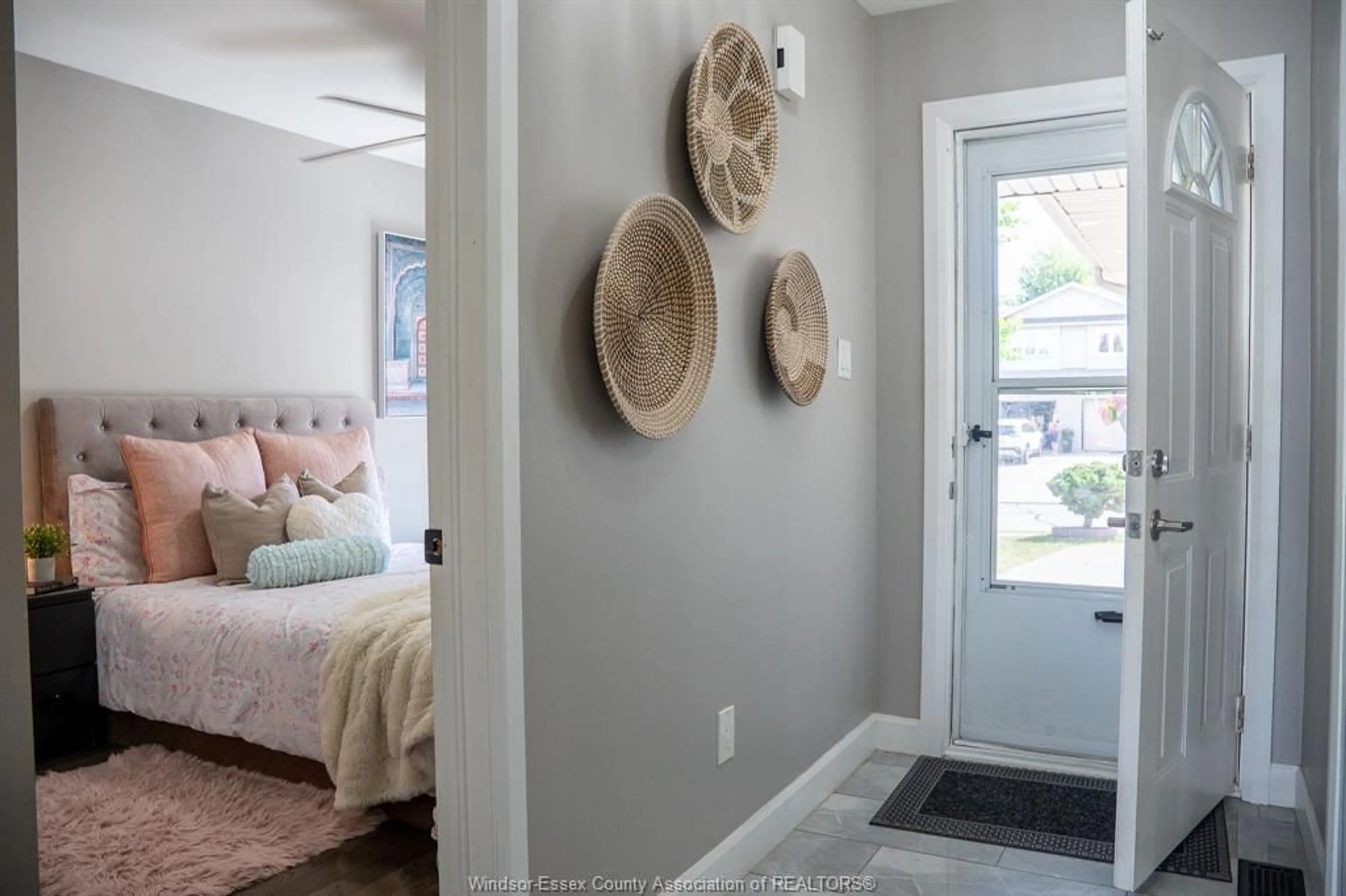 Indoor entryway for 825 MICHAEL Dr, Tecumseh Ontario N8N 5A2