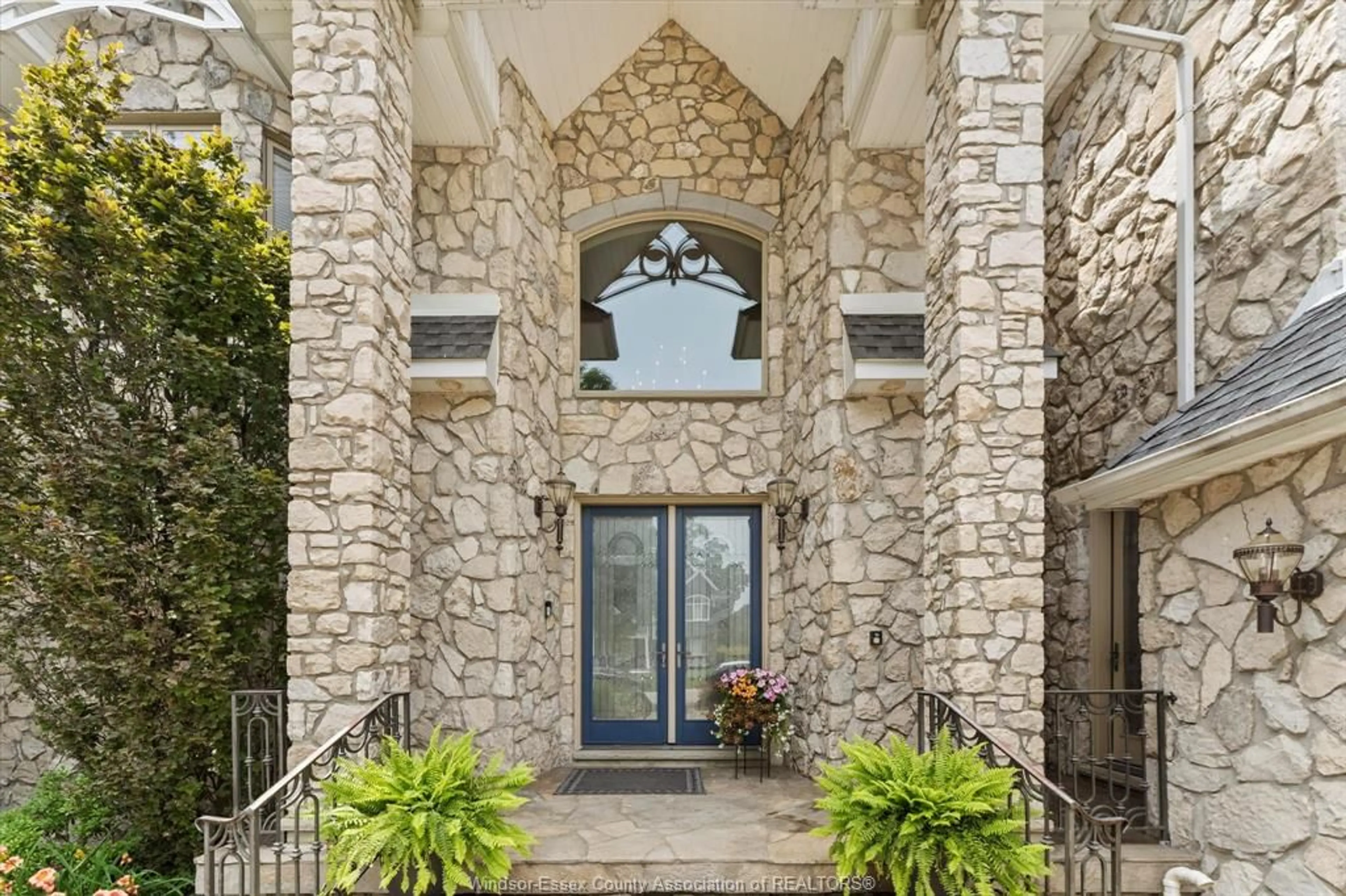 Indoor entryway for 318 CRYSTAL BAY Dr, Amherstburg Ontario N9V 4A6