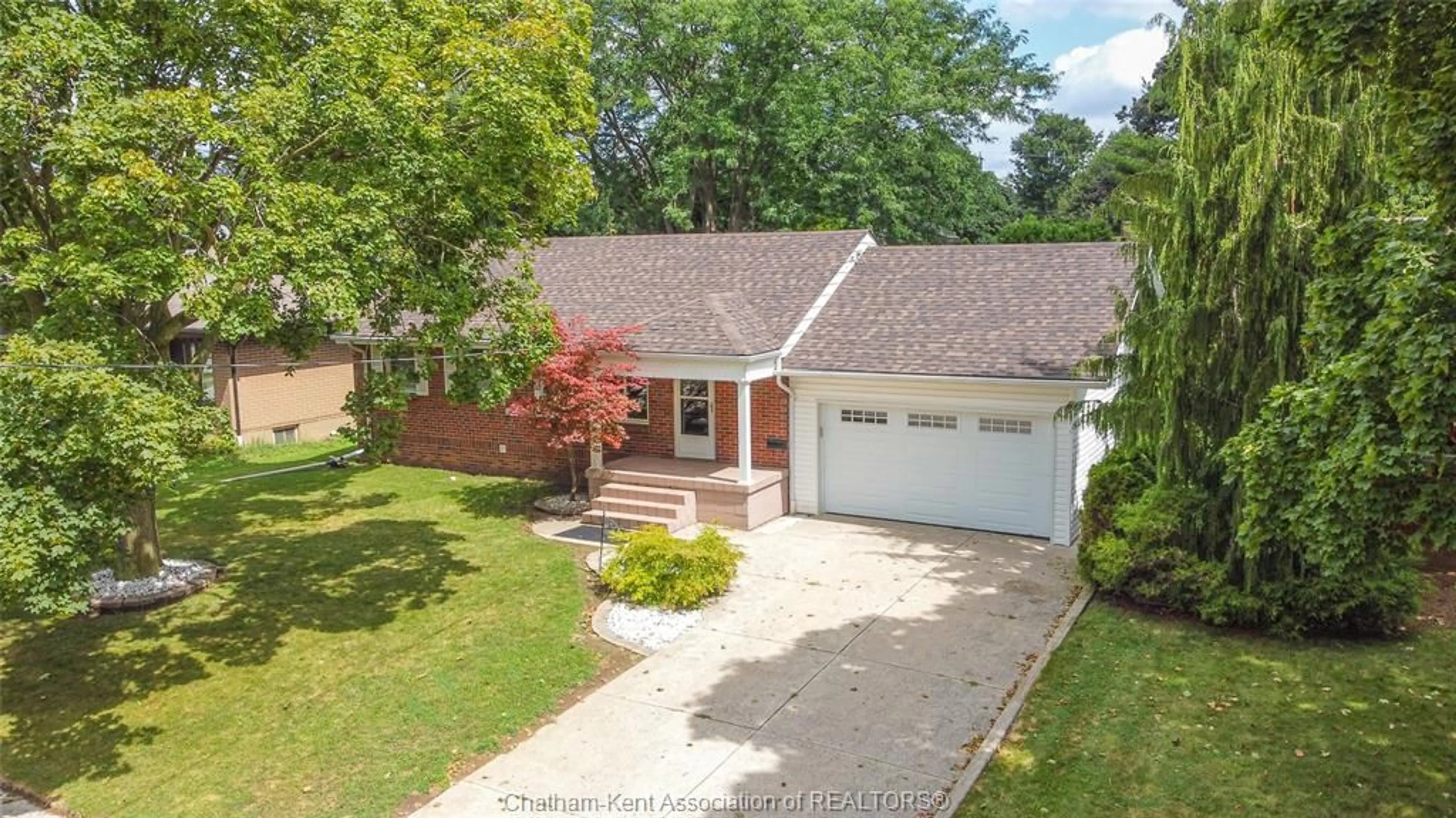 A pic from outside/outdoor area/front of a property/back of a property/a pic from drone, street for 33 MEADOWLEA Rd, Chatham Ontario N7M 5C3