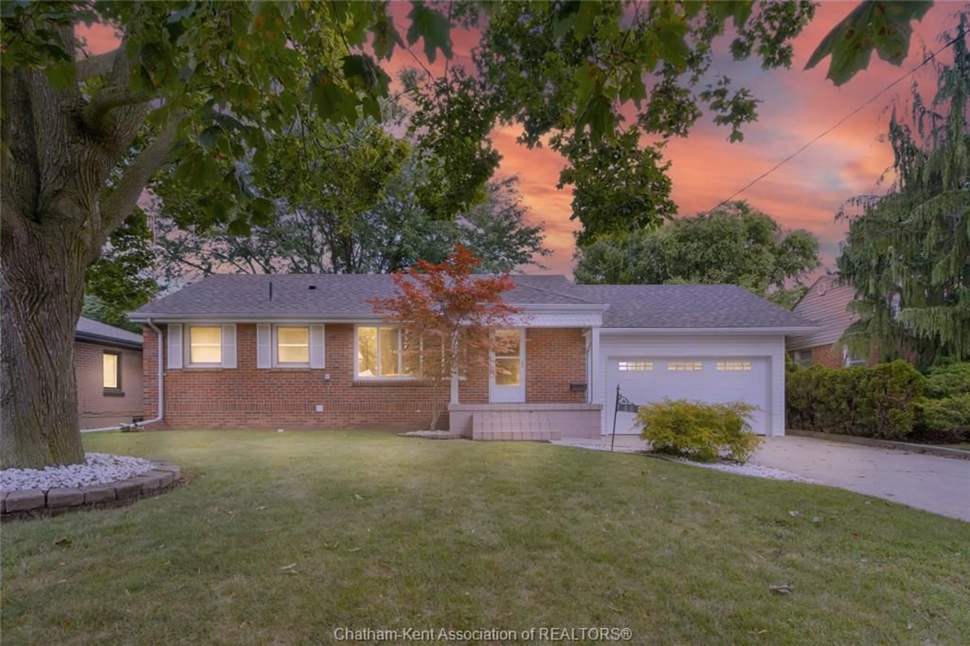 Home with brick exterior material, street for 33 MEADOWLEA Rd, Chatham Ontario N7M 5C3