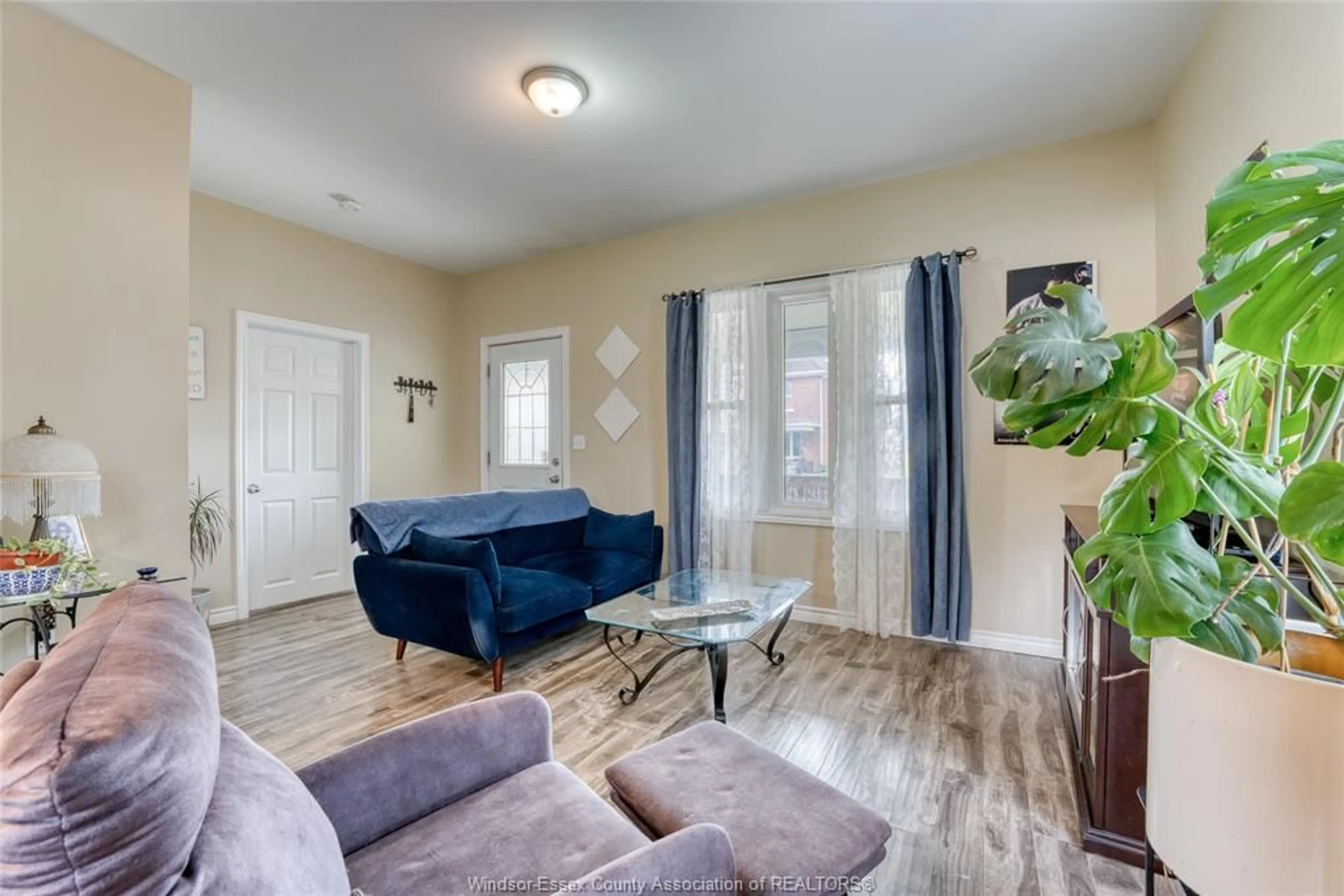 Living room with furniture, unknown for 824 CATARAQUI Rd, Windsor Ontario N9A 3P4