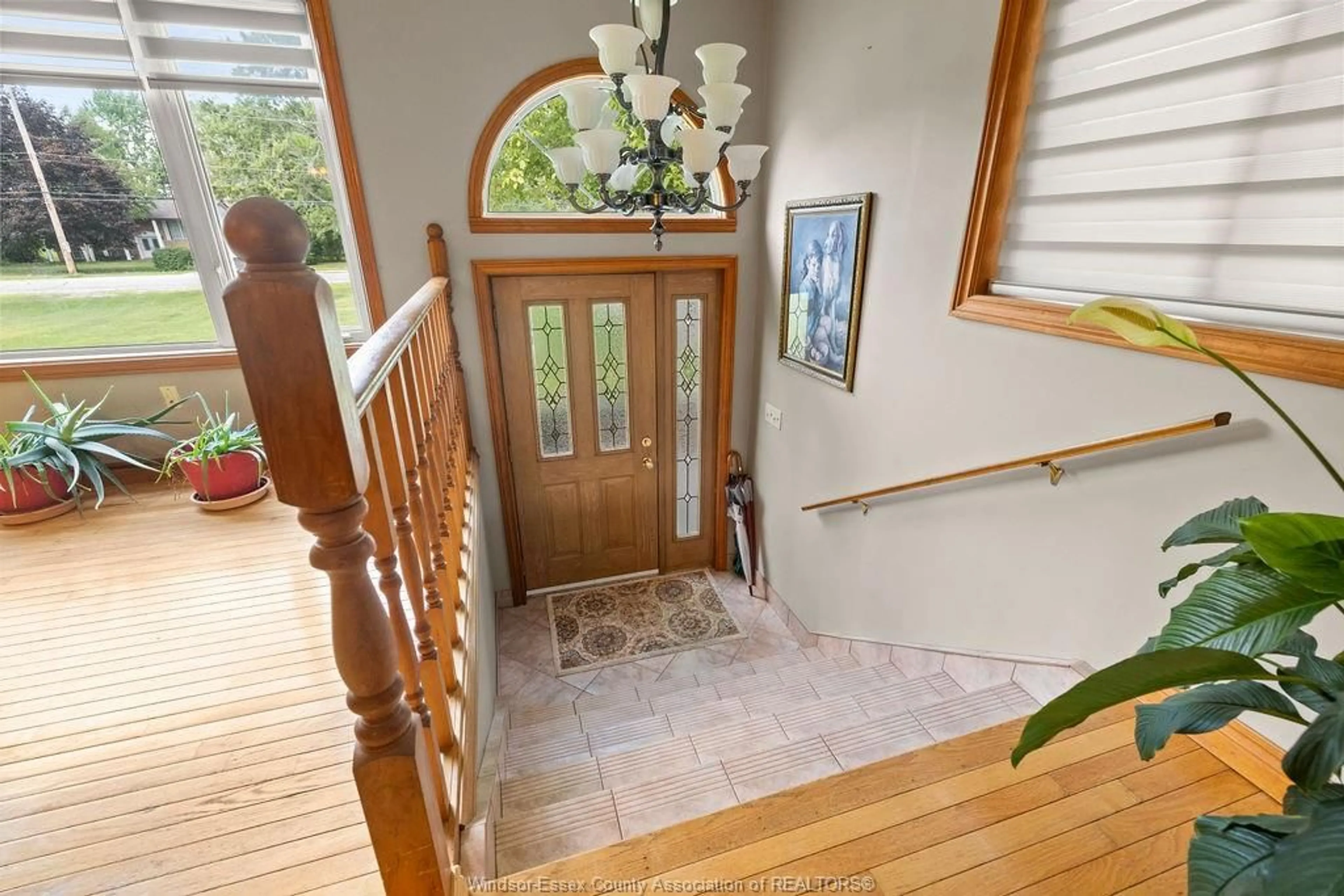 Indoor foyer for 1116 REAUME, LaSalle Ontario N9J 1C1