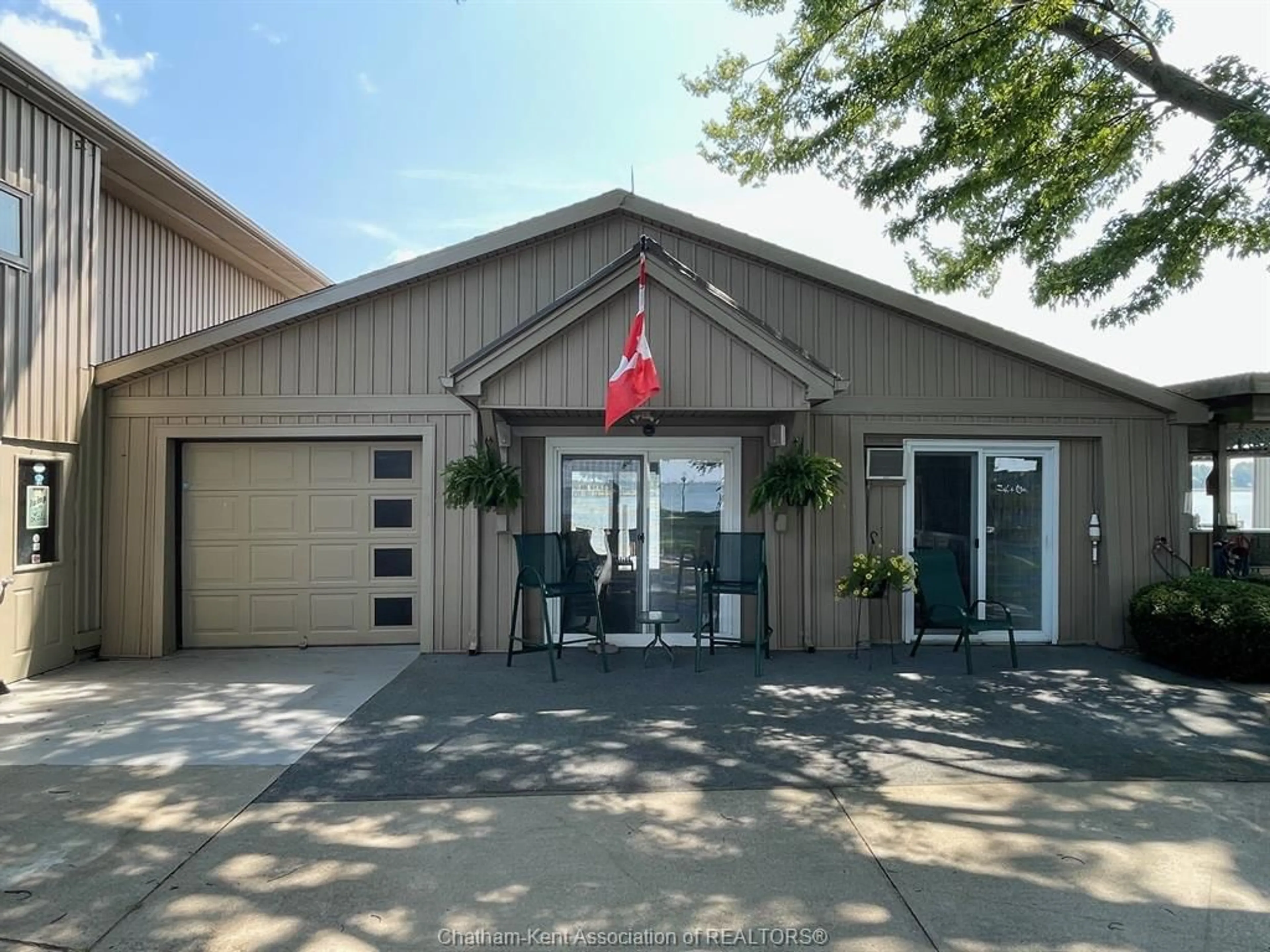Indoor foyer for 3 HINGLE POINT Line, Mitchell's Bay Ontario N0P 1L0