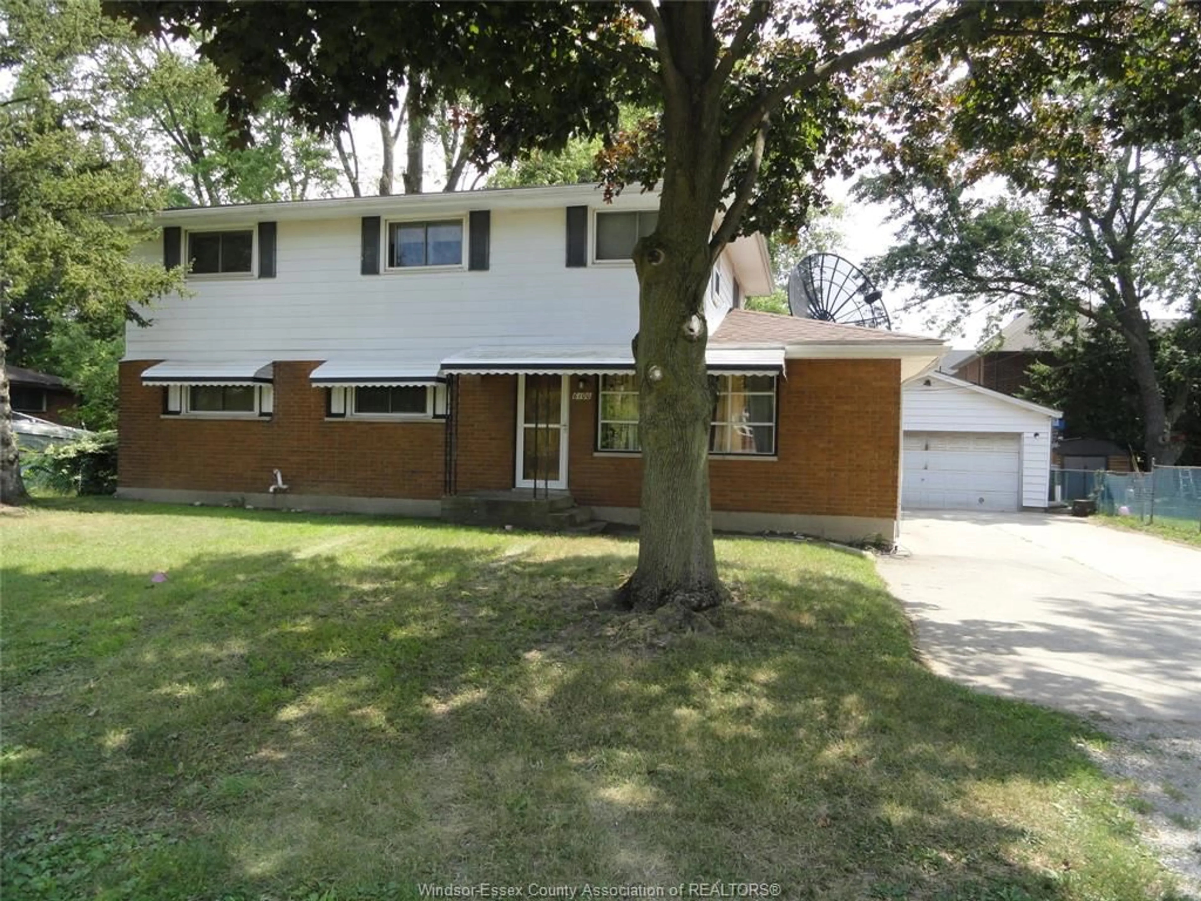 Home with vinyl exterior material, street for 6100 Quick Ave, LaSalle Ontario N9J 3C7
