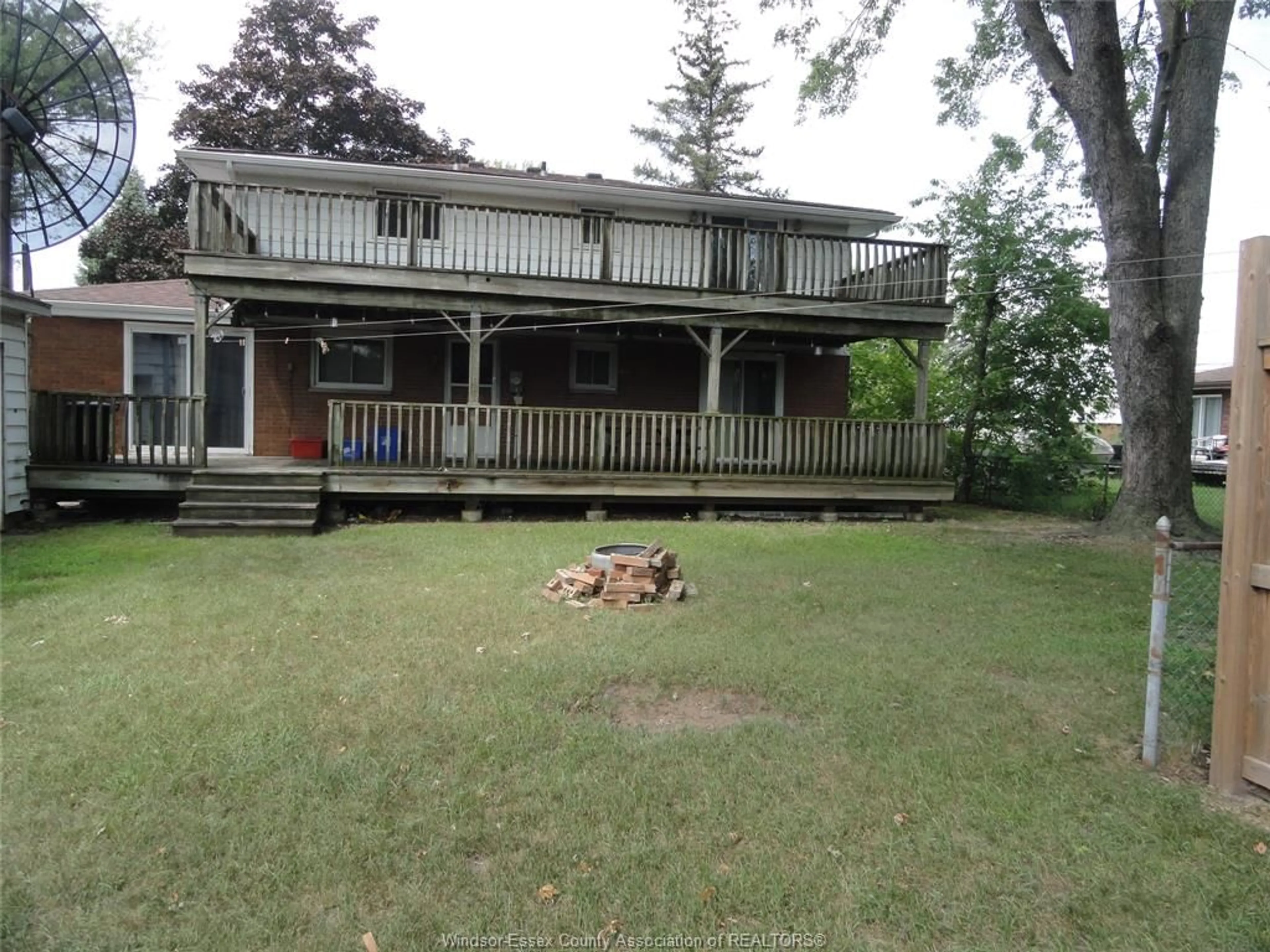 A pic from outside/outdoor area/front of a property/back of a property/a pic from drone, unknown for 6100 Quick Ave, LaSalle Ontario N9J 3C7
