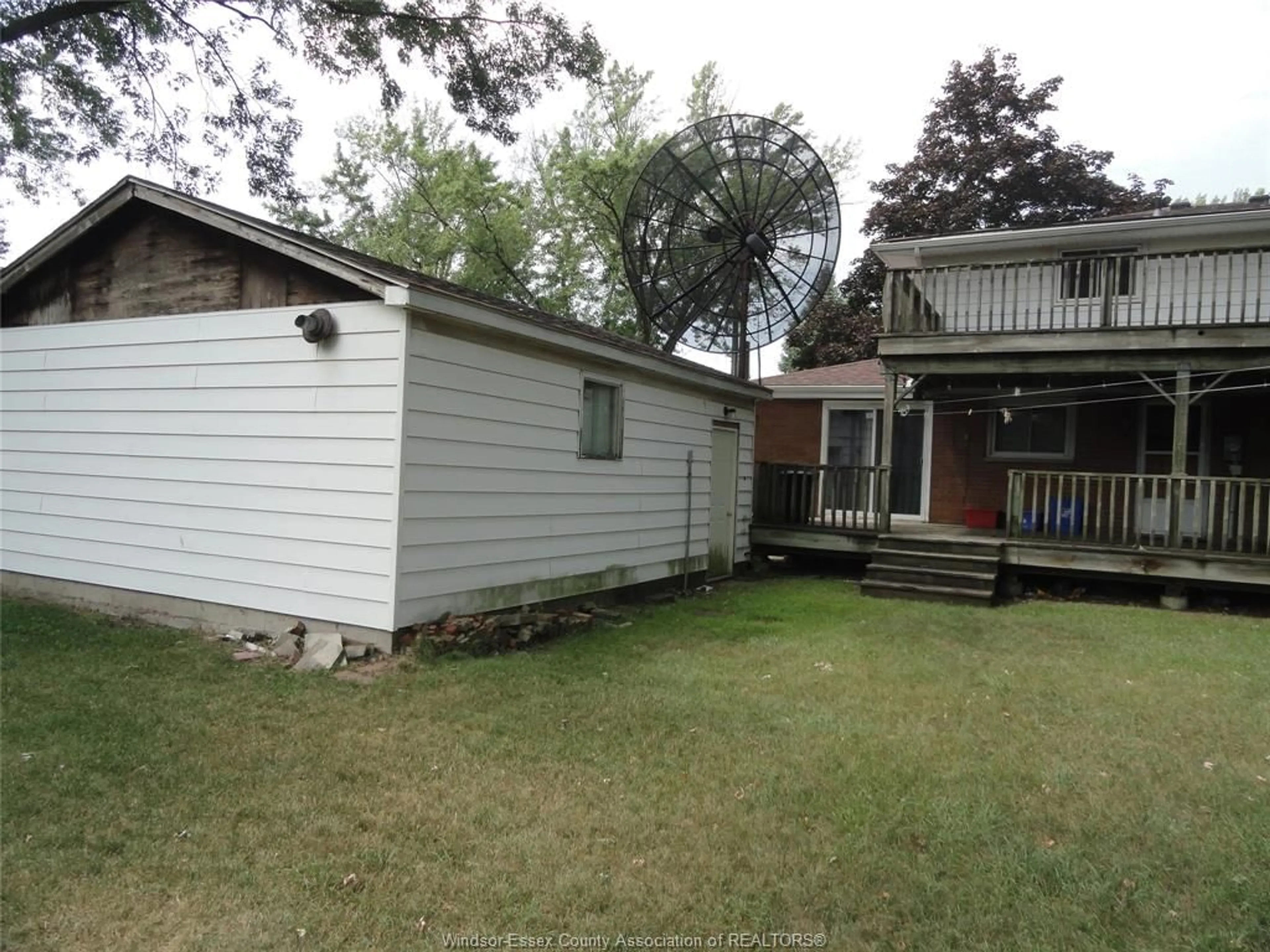 A pic from outside/outdoor area/front of a property/back of a property/a pic from drone, unknown for 6100 Quick Ave, LaSalle Ontario N9J 3C7