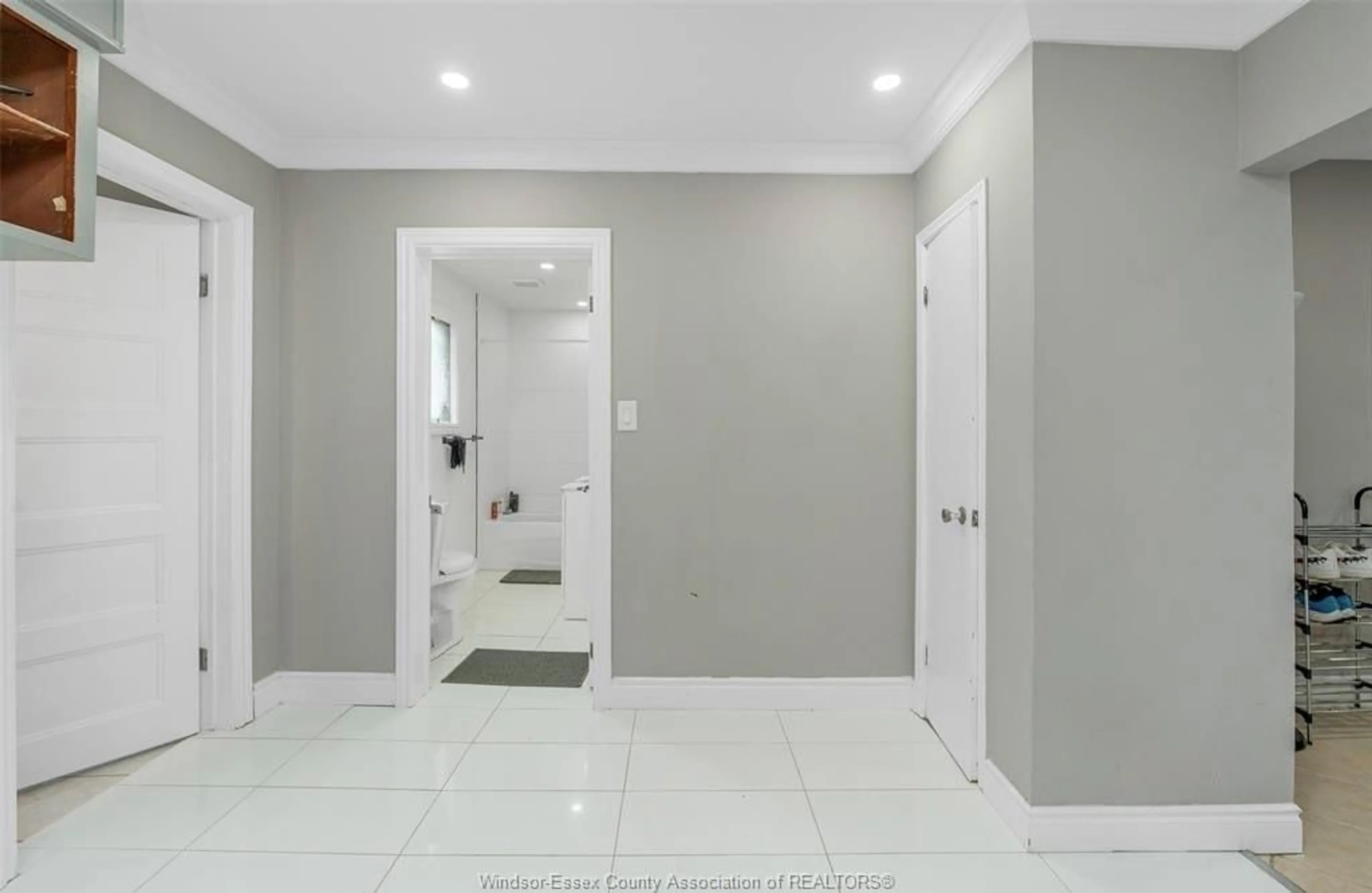Indoor entryway for 966 BRANT, Windsor Ontario N9A 3G5