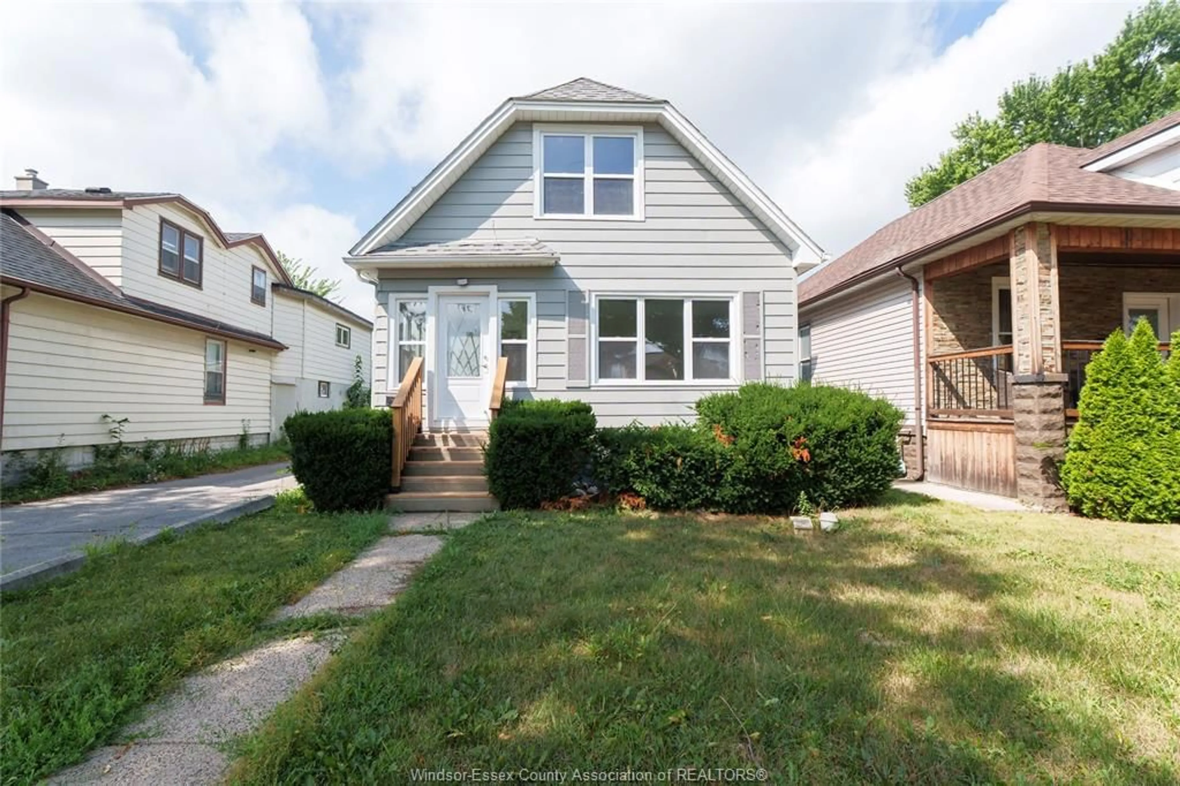 Home with vinyl exterior material, street for 1571 LINCOLN Rd, Windsor Ontario N8Y 2J3