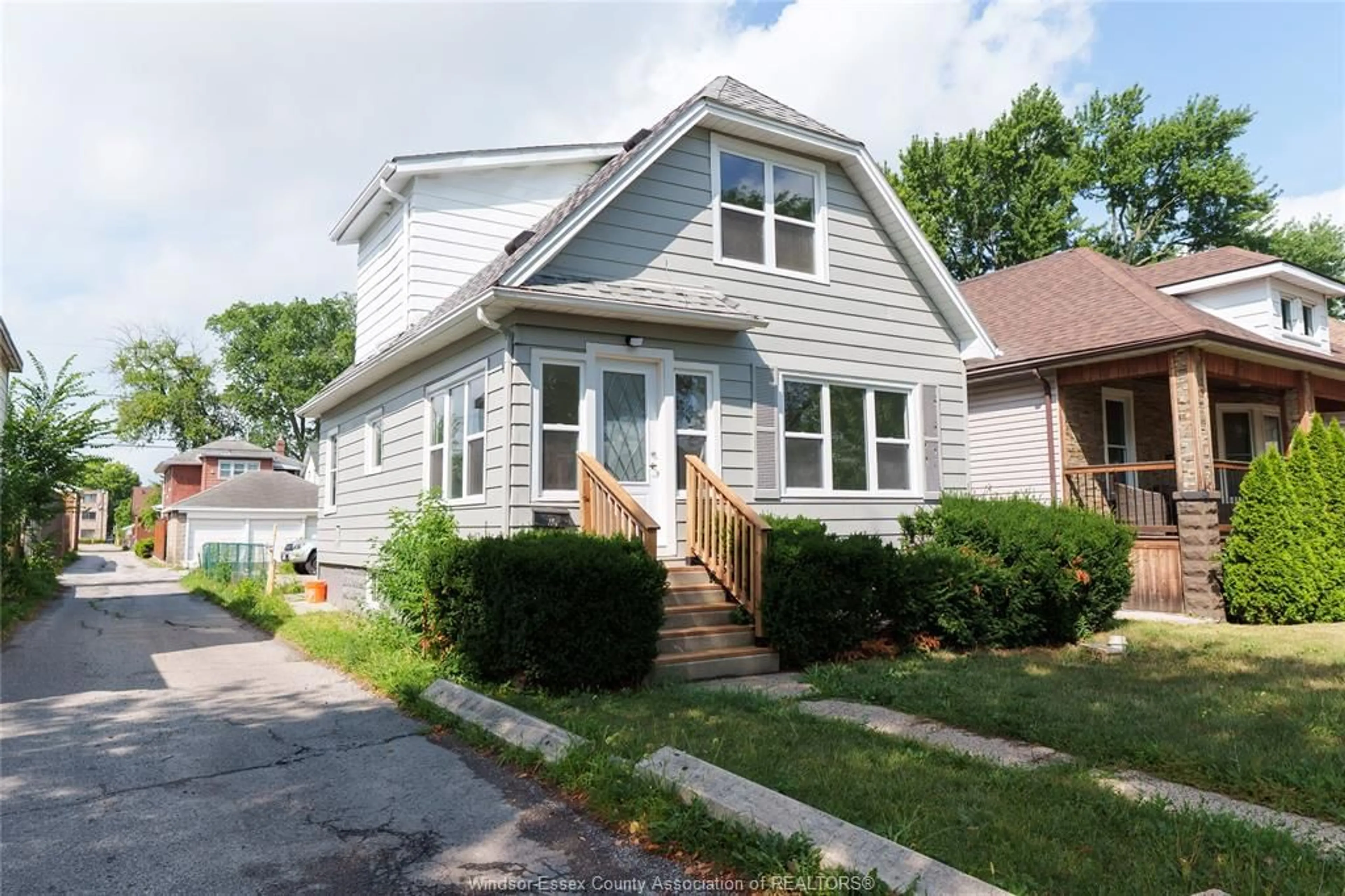 Home with vinyl exterior material, street for 1571 LINCOLN Rd, Windsor Ontario N8Y 2J3