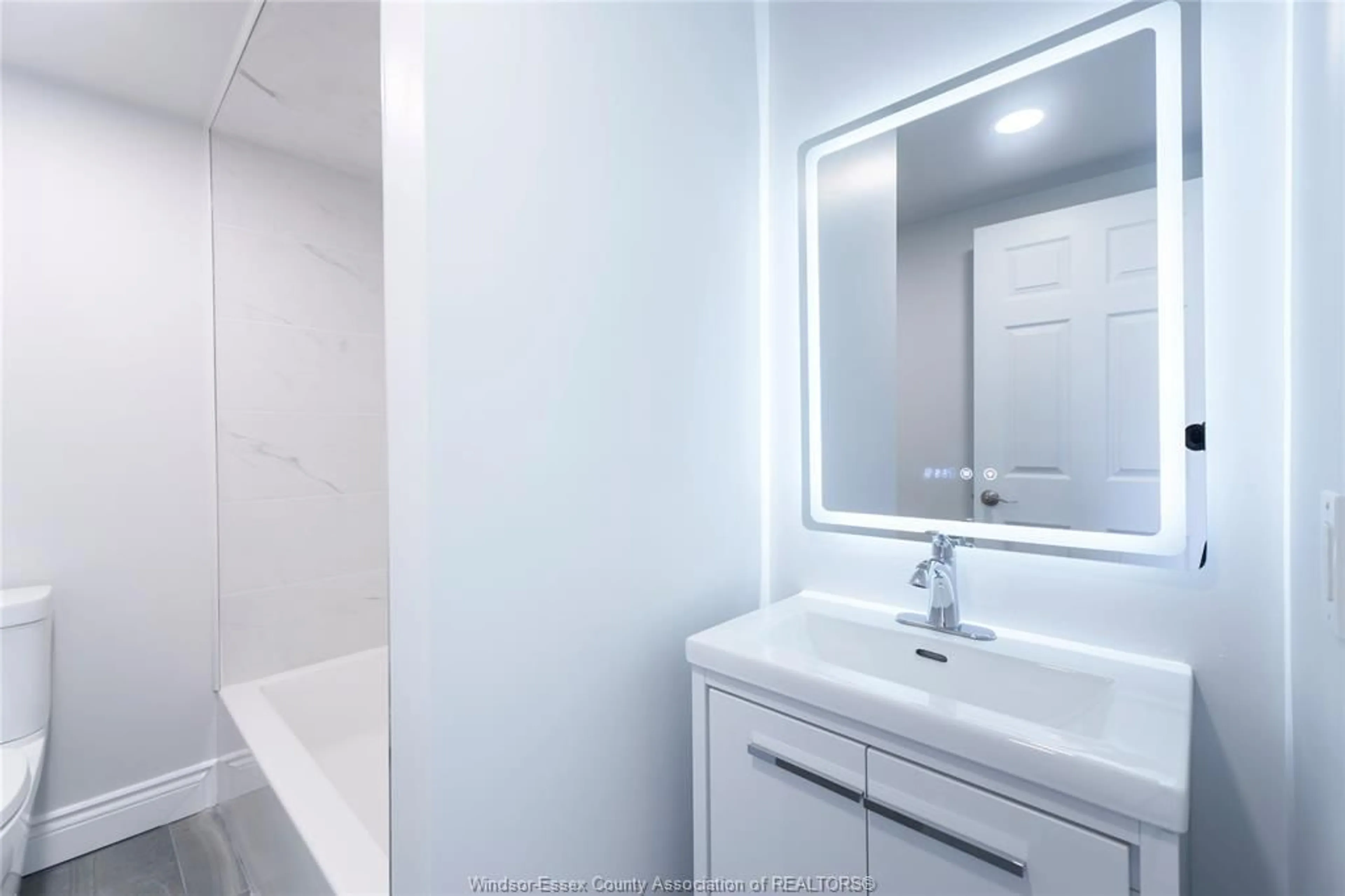 Standard bathroom, ceramic/tile floor for 1571 LINCOLN Rd, Windsor Ontario N8Y 2J3