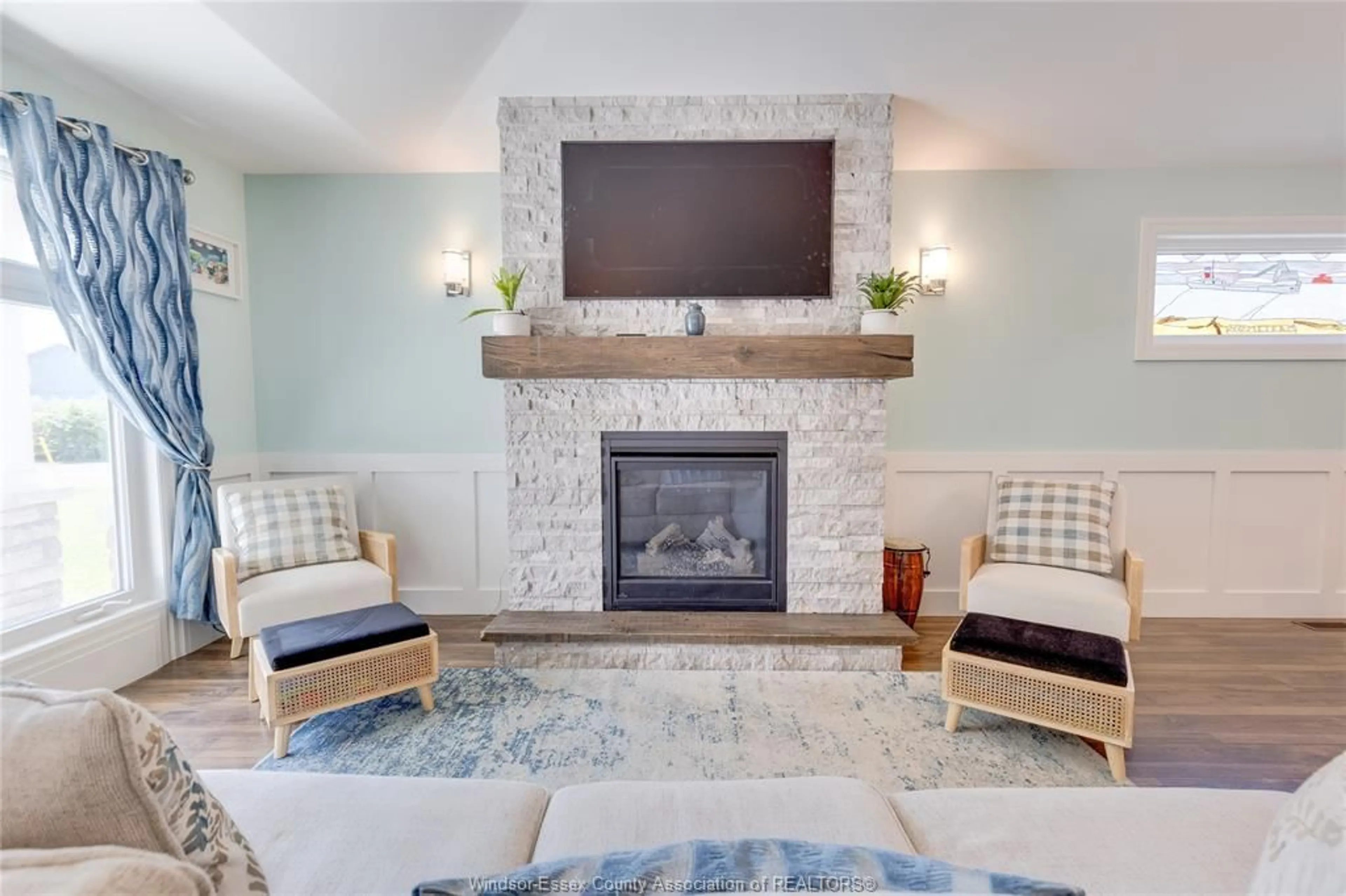 Living room with furniture, ceramic/tile floor for 130 LAKEWOOD Dr, Amherstburg Ontario N9V 2Y8