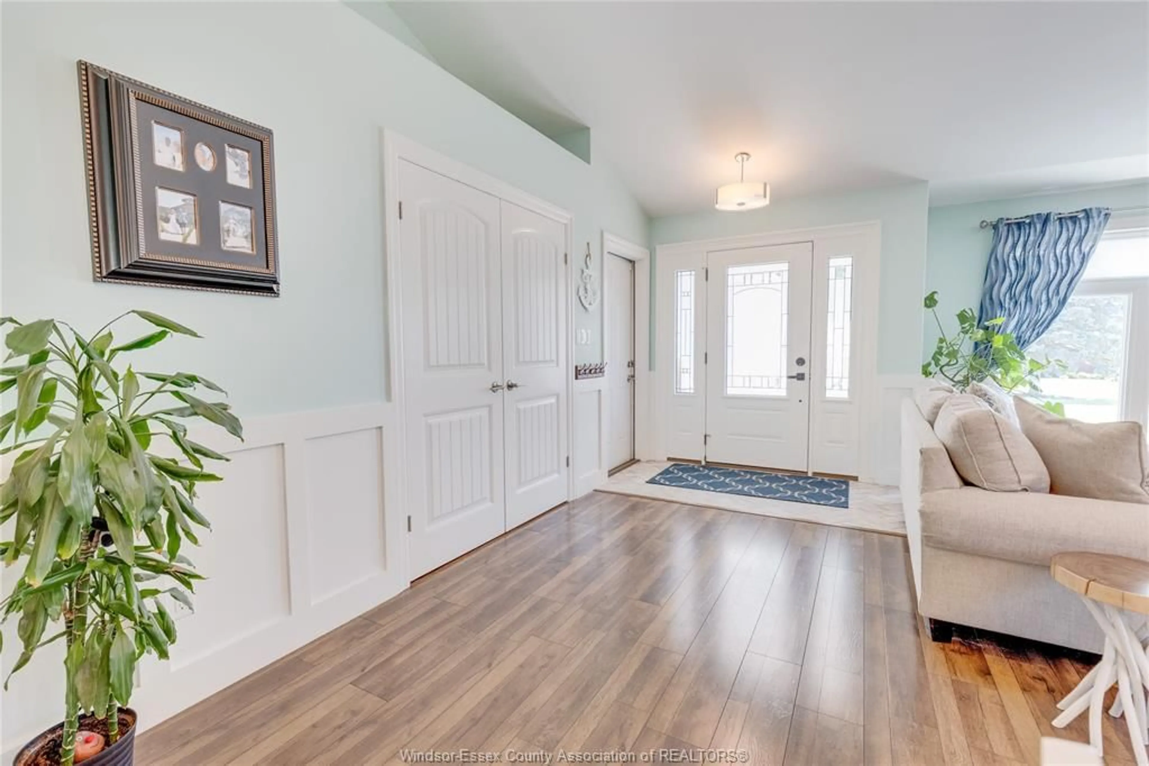 Indoor entryway for 130 LAKEWOOD Dr, Amherstburg Ontario N9V 2Y8