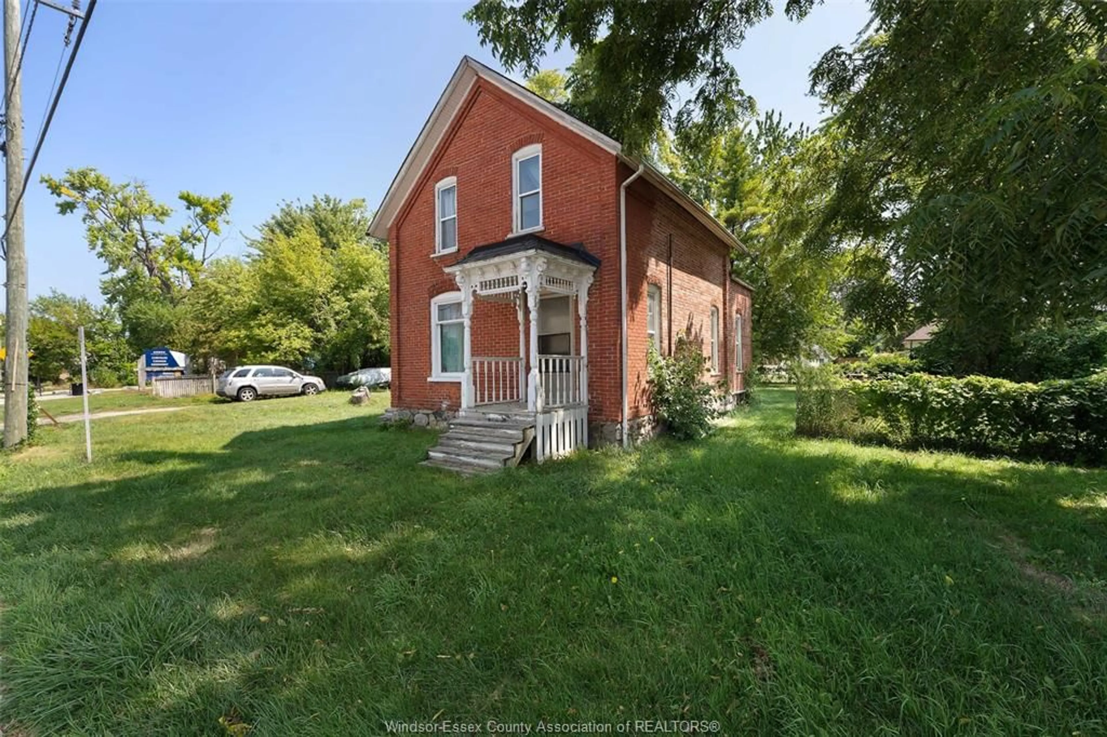 A pic from outside/outdoor area/front of a property/back of a property/a pic from drone, building for 314 QUEEN St, Harrow Ontario N0R 1G0