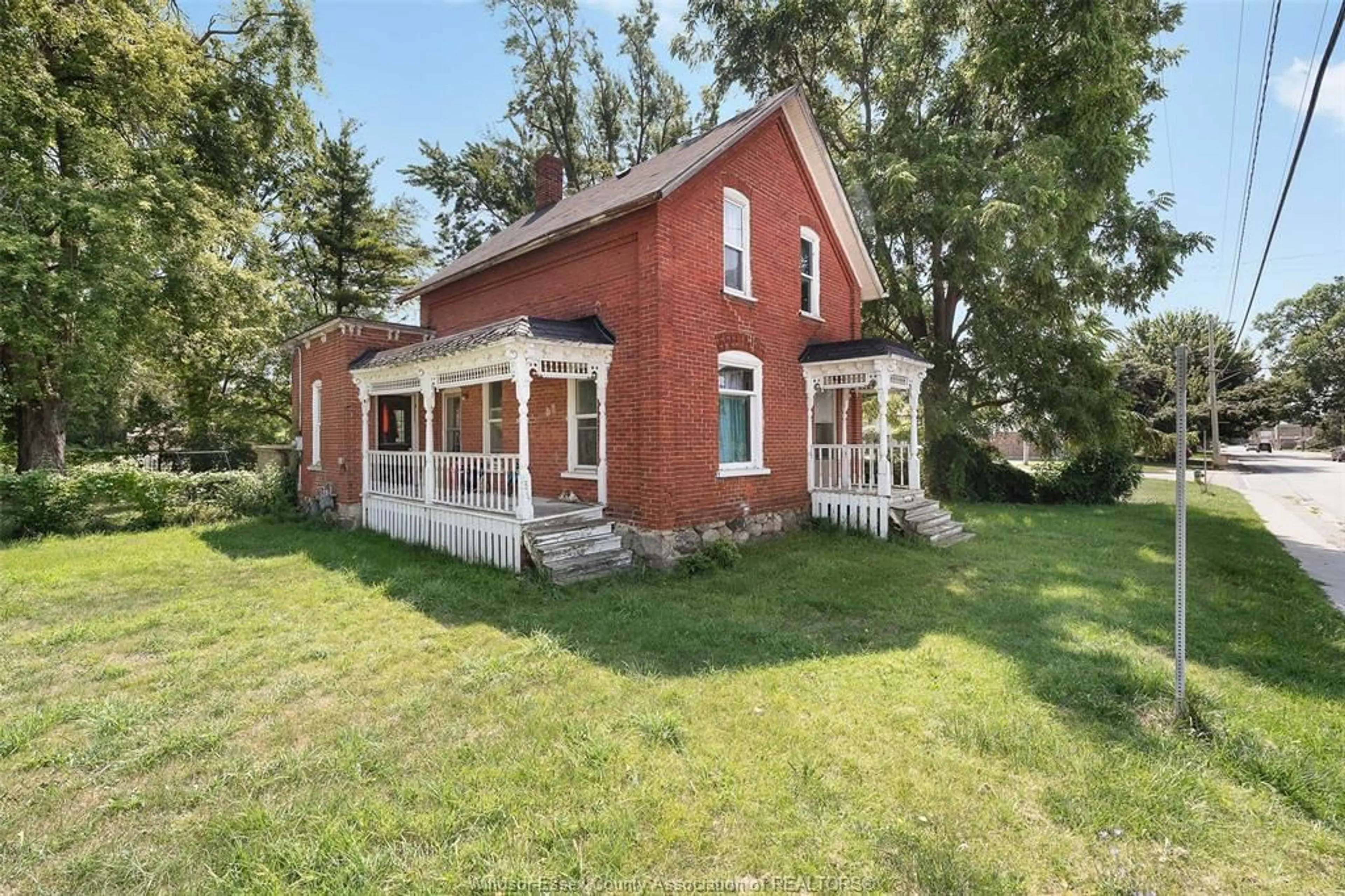 Home with brick exterior material, building for 314 QUEEN St, Harrow Ontario N0R 1G0