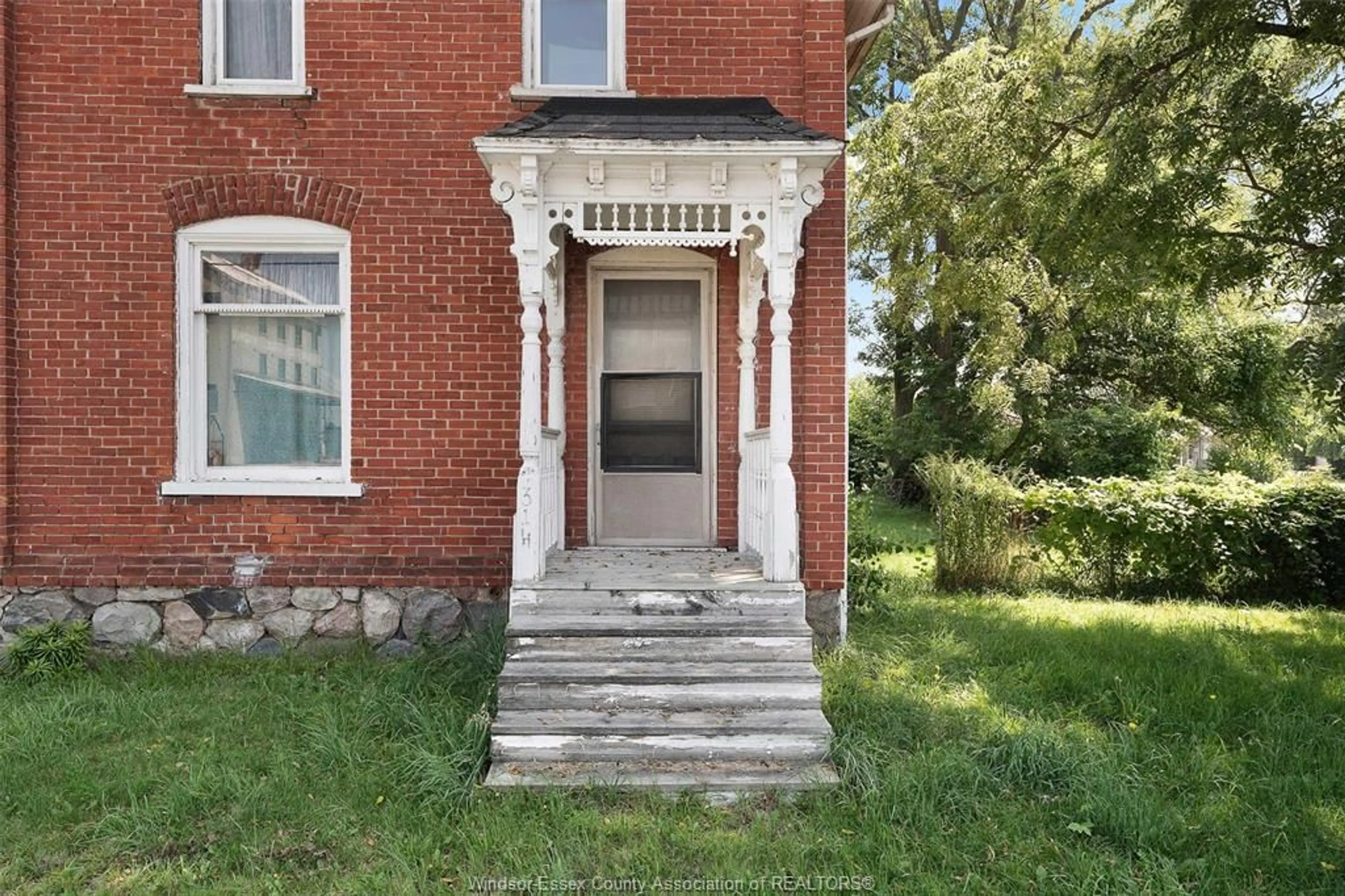 Home with brick exterior material, building for 314 QUEEN St, Harrow Ontario N0R 1G0