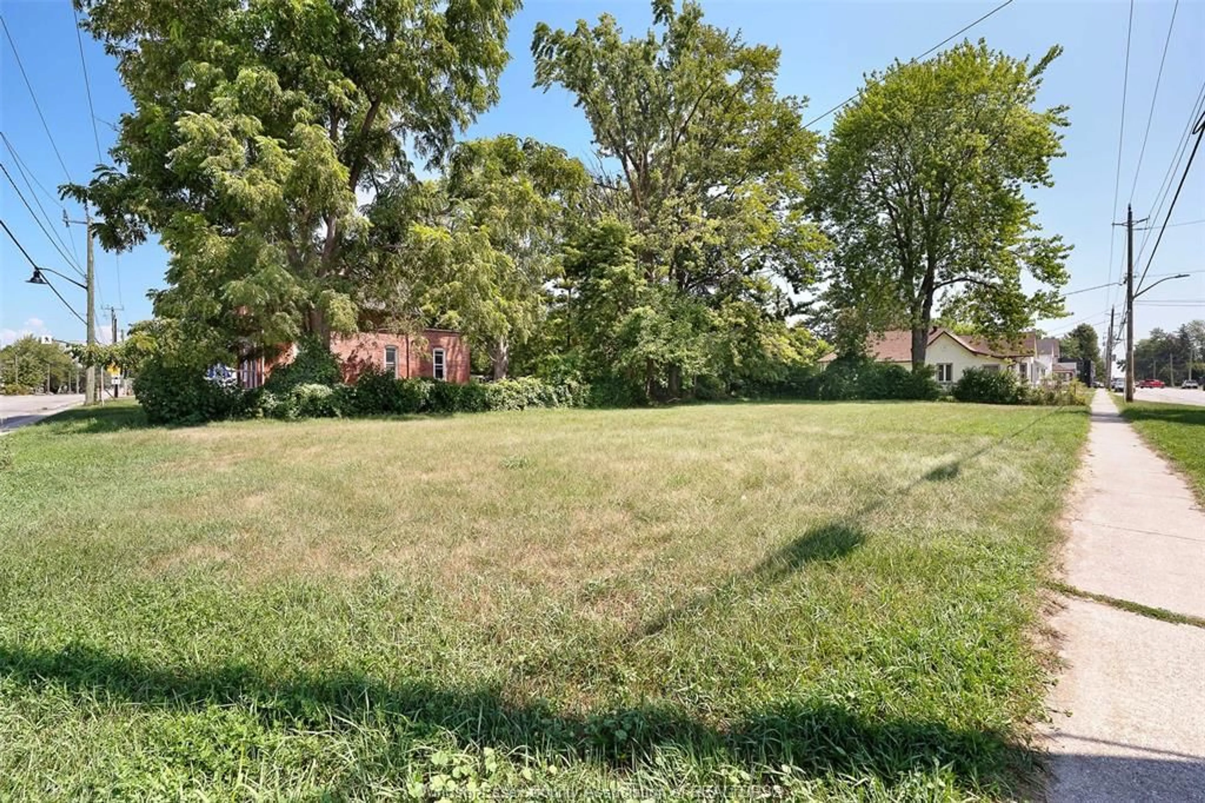 A pic from outside/outdoor area/front of a property/back of a property/a pic from drone, street for 314 QUEEN St #V/L, Harrow Ontario N0R 1G0