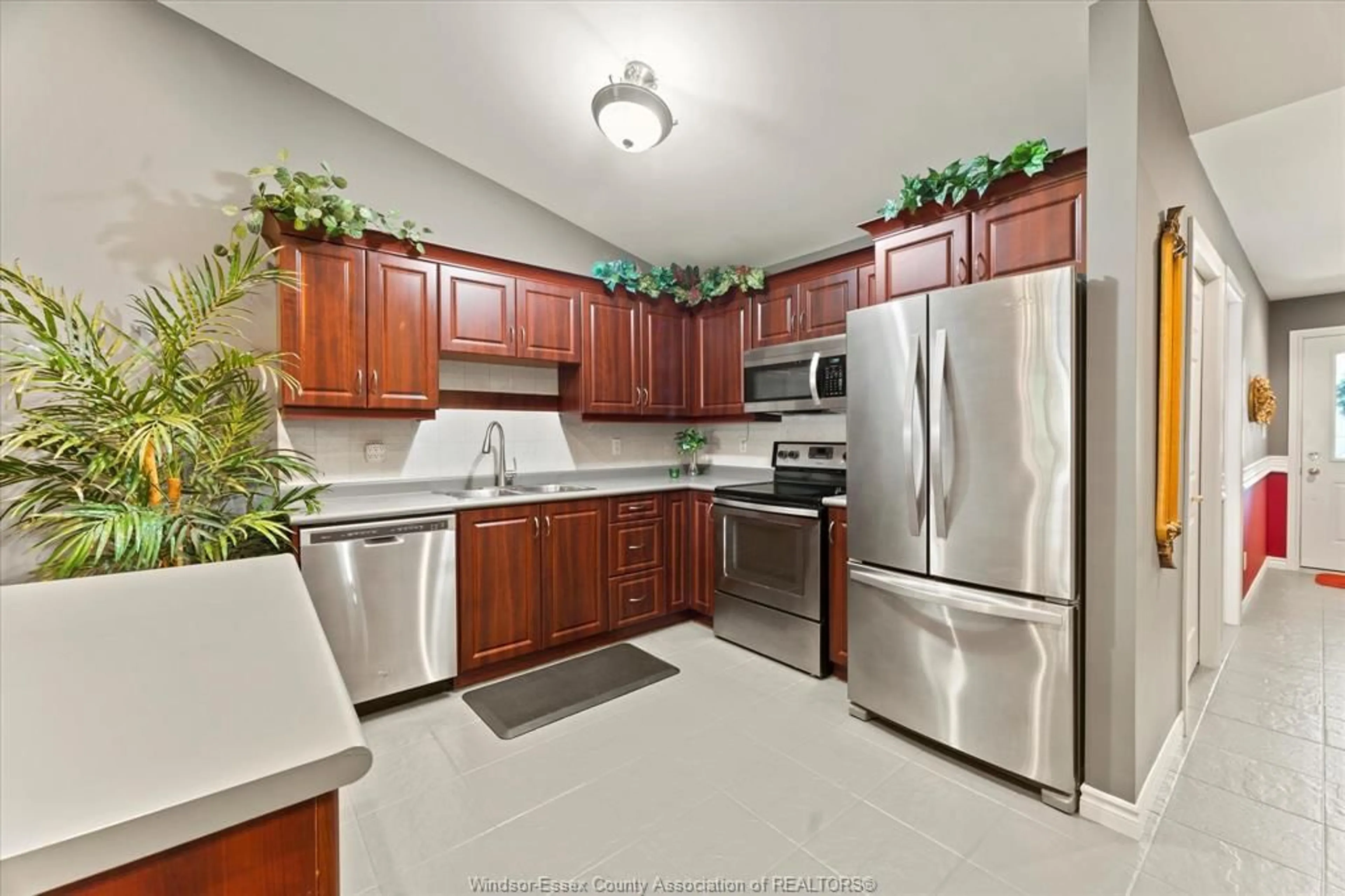 Standard kitchen, ceramic/tile floor for 1929 VENETIAN, Windsor Ontario N8P 2A1