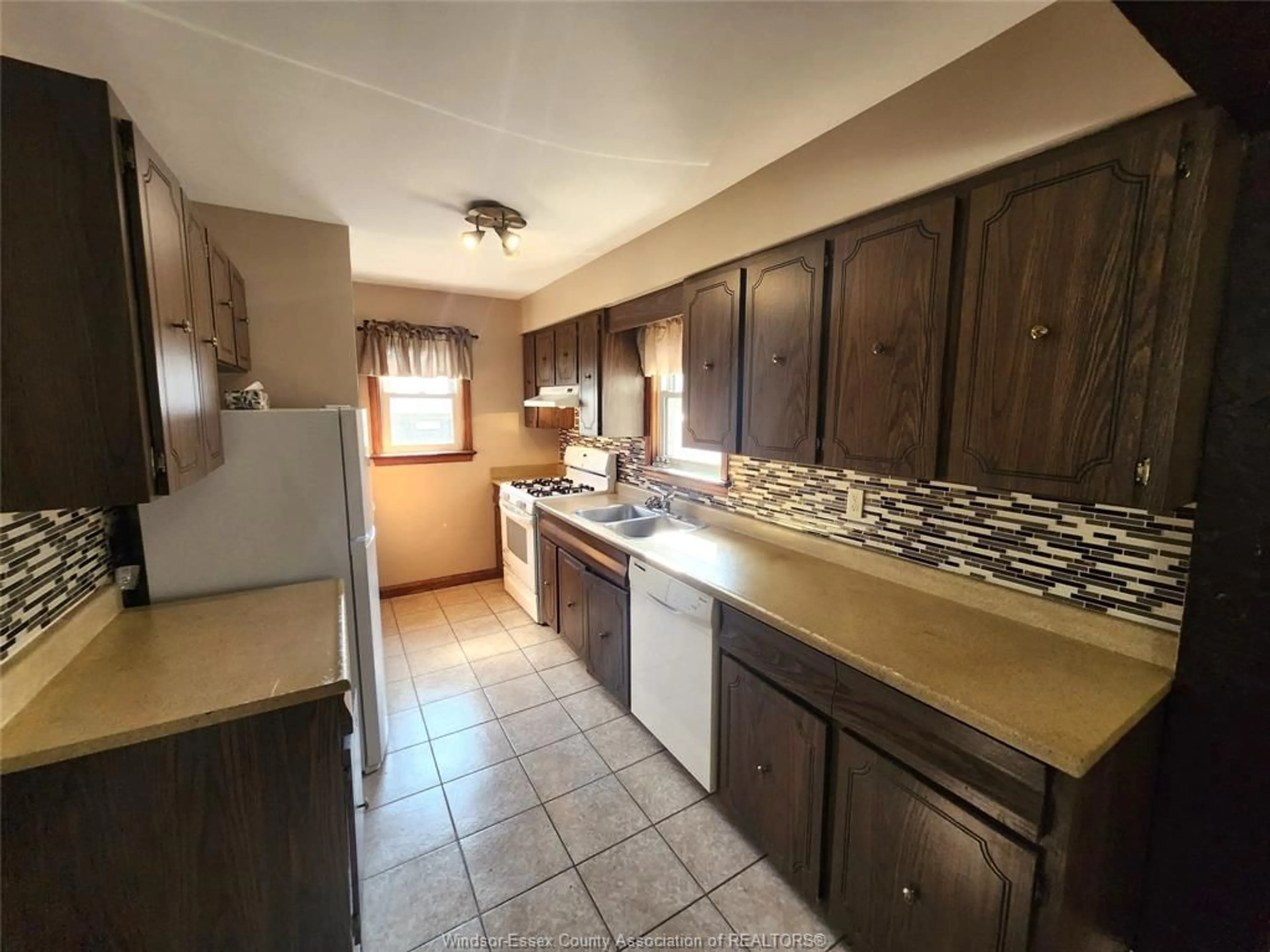 Standard kitchen, ceramic/tile floor for 2586 RANDOLPH Ave, Windsor Ontario N9E 3C9