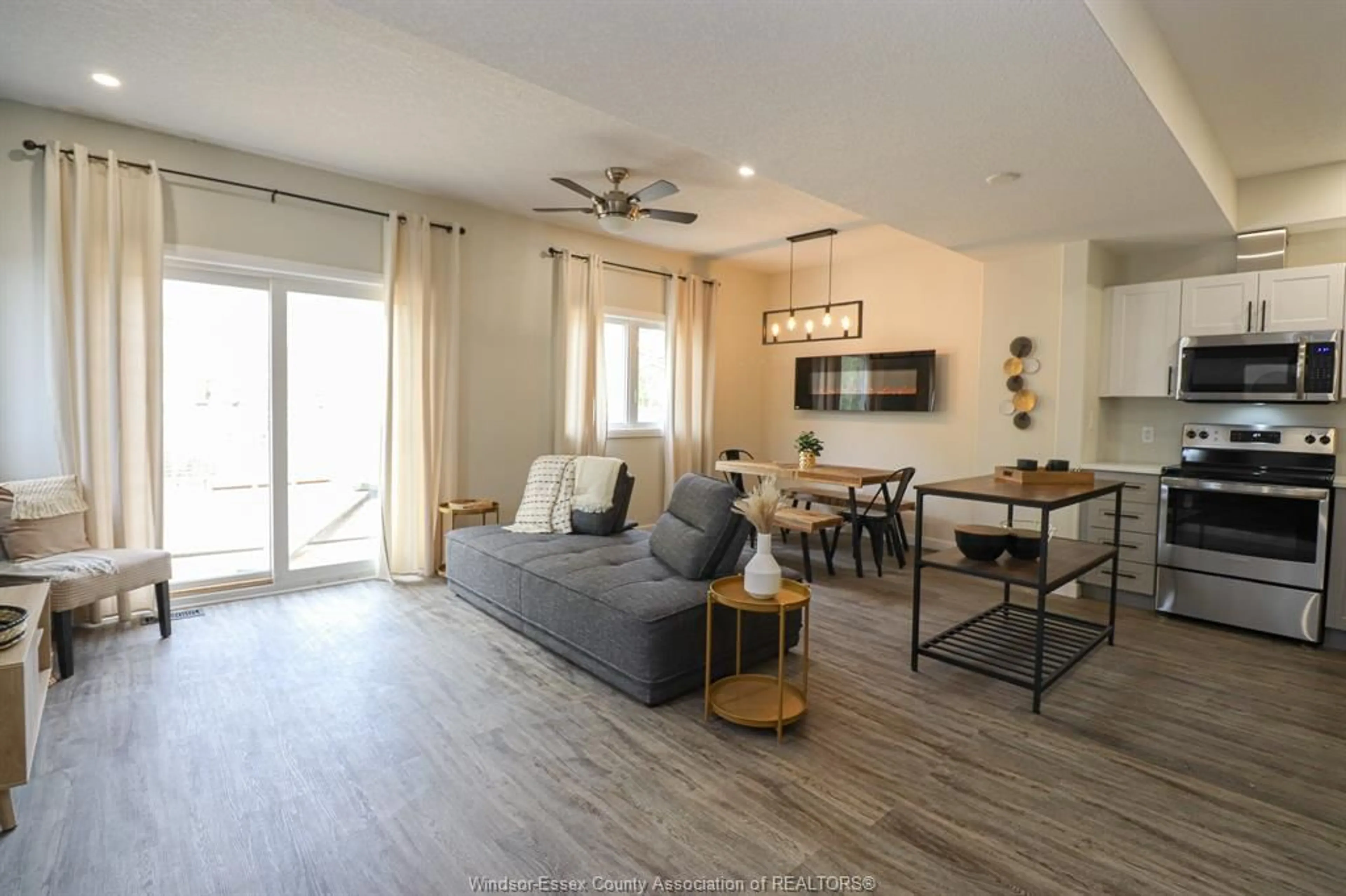 Living room with furniture, unknown for 105 KING St, Chatham Ontario N7M 6H5
