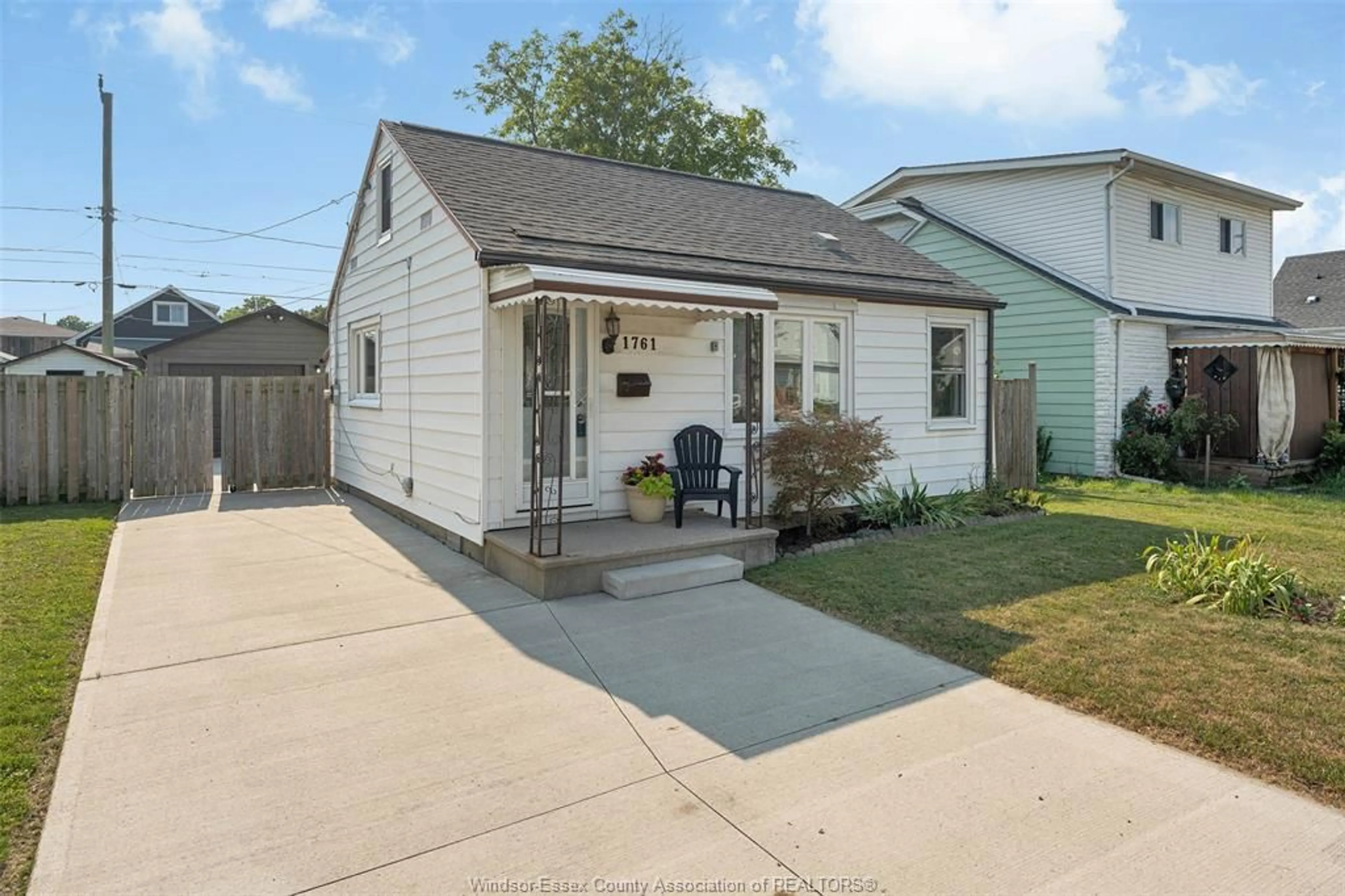 Home with vinyl exterior material, street for 1761 CADILLAC St, Windsor Ontario N8Y 2V7