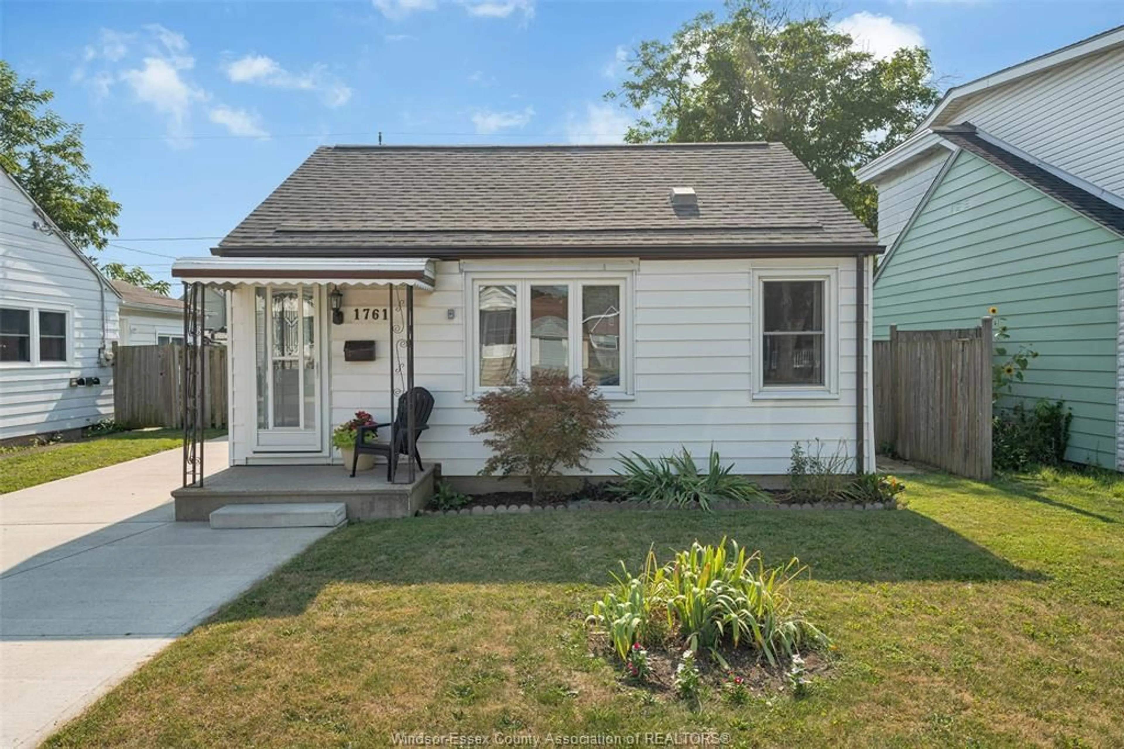 Home with vinyl exterior material, street for 1761 CADILLAC St, Windsor Ontario N8Y 2V7