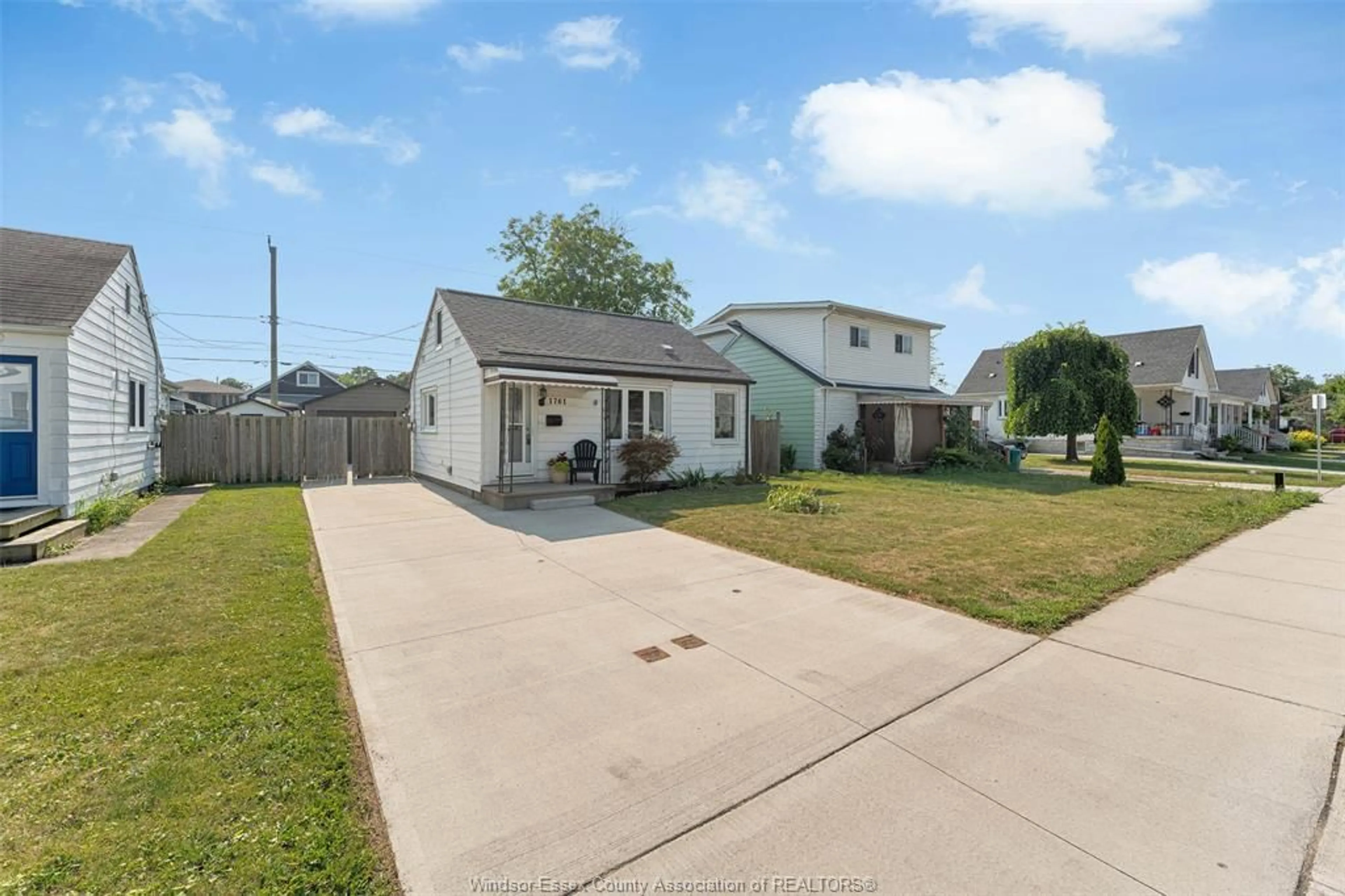 A pic from outside/outdoor area/front of a property/back of a property/a pic from drone, street for 1761 CADILLAC St, Windsor Ontario N8Y 2V7