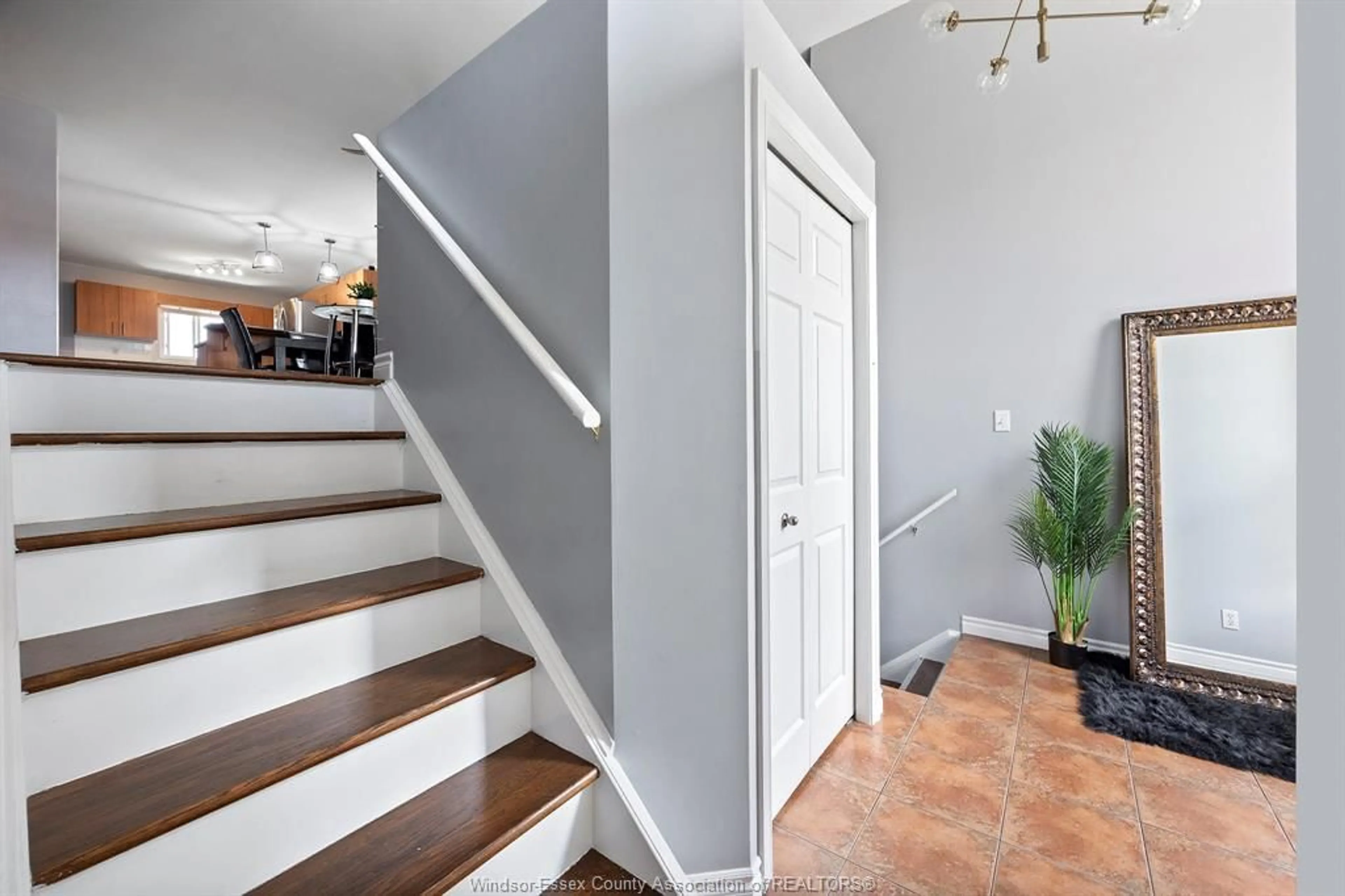 Indoor entryway for 2476 NORCREST Ave, Windsor Ontario N8P 1V3