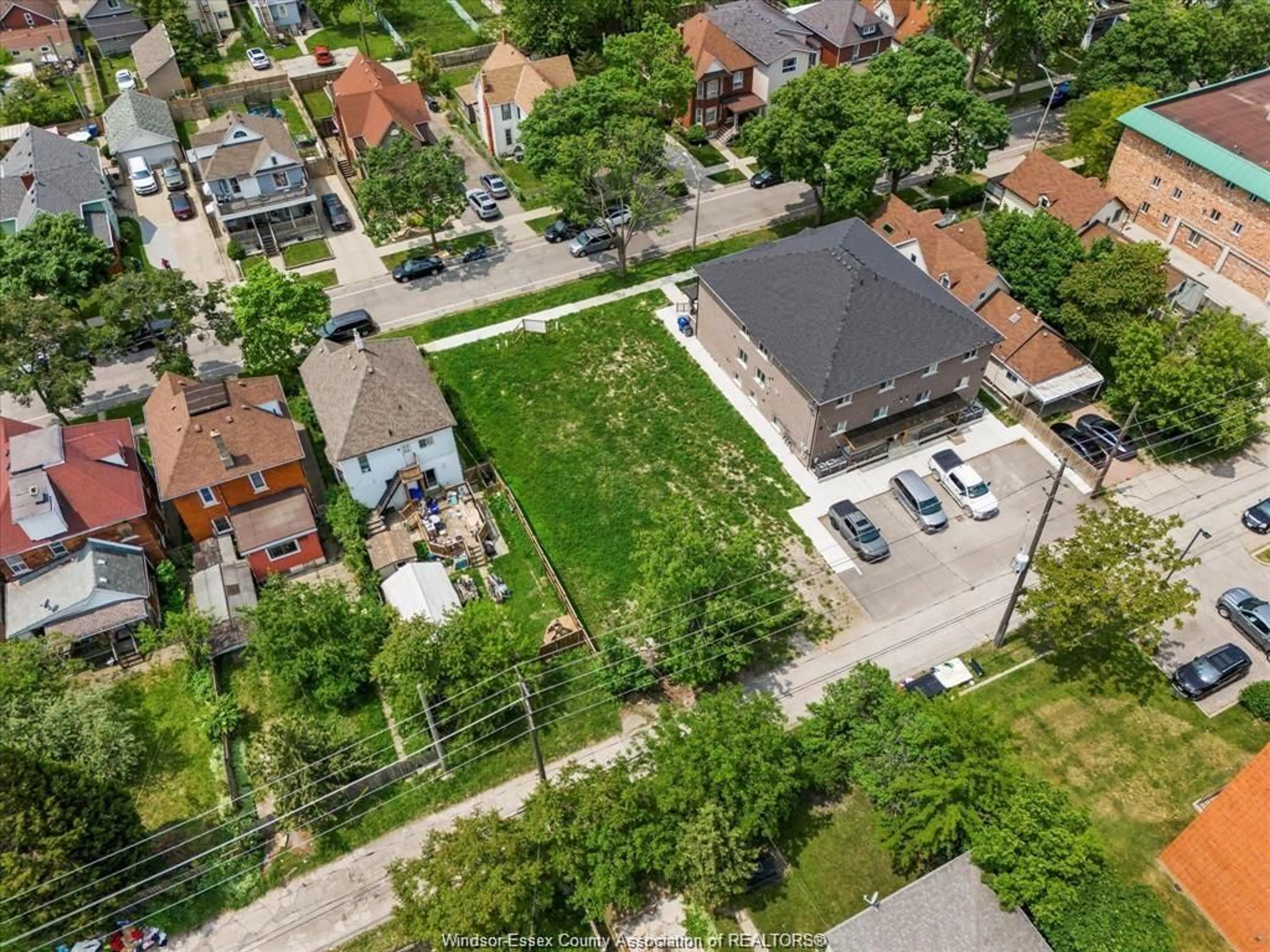 A pic from outside/outdoor area/front of a property/back of a property/a pic from drone, street for 484-488 JANETTE, Windsor Ontario N9A 4Z5