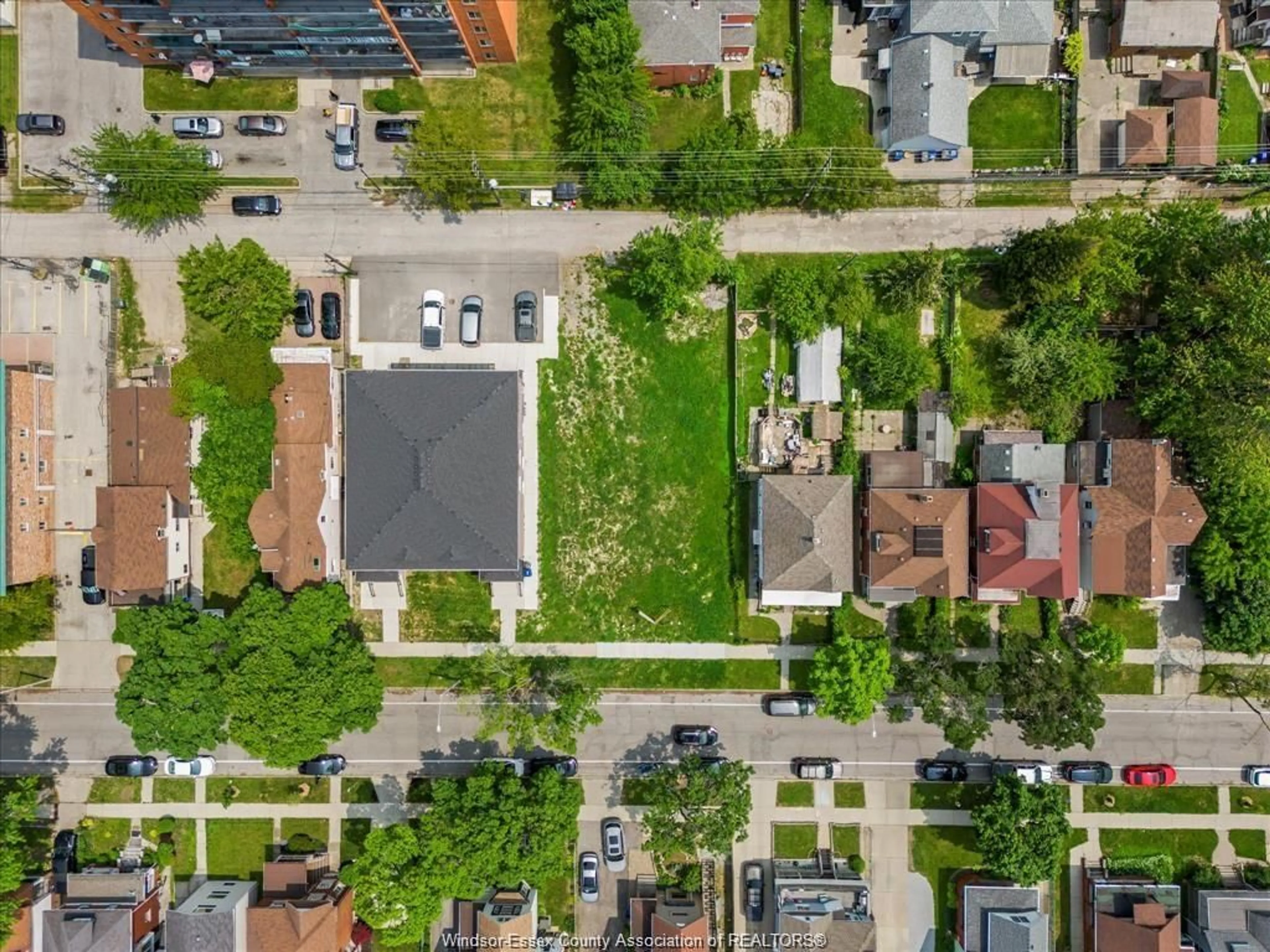 A pic from outside/outdoor area/front of a property/back of a property/a pic from drone, street for 484-488 JANETTE, Windsor Ontario N9A 4Z5