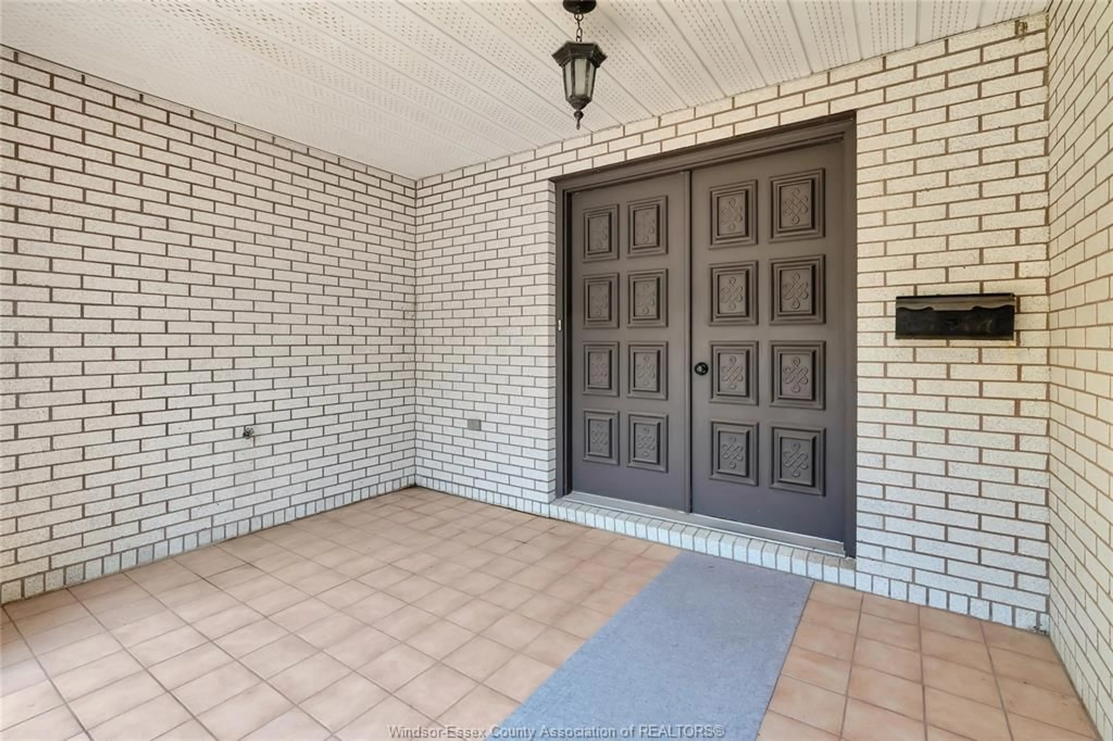 Indoor entryway for 3770 HUNTINGTON, Windsor Ontario N9E 3W8