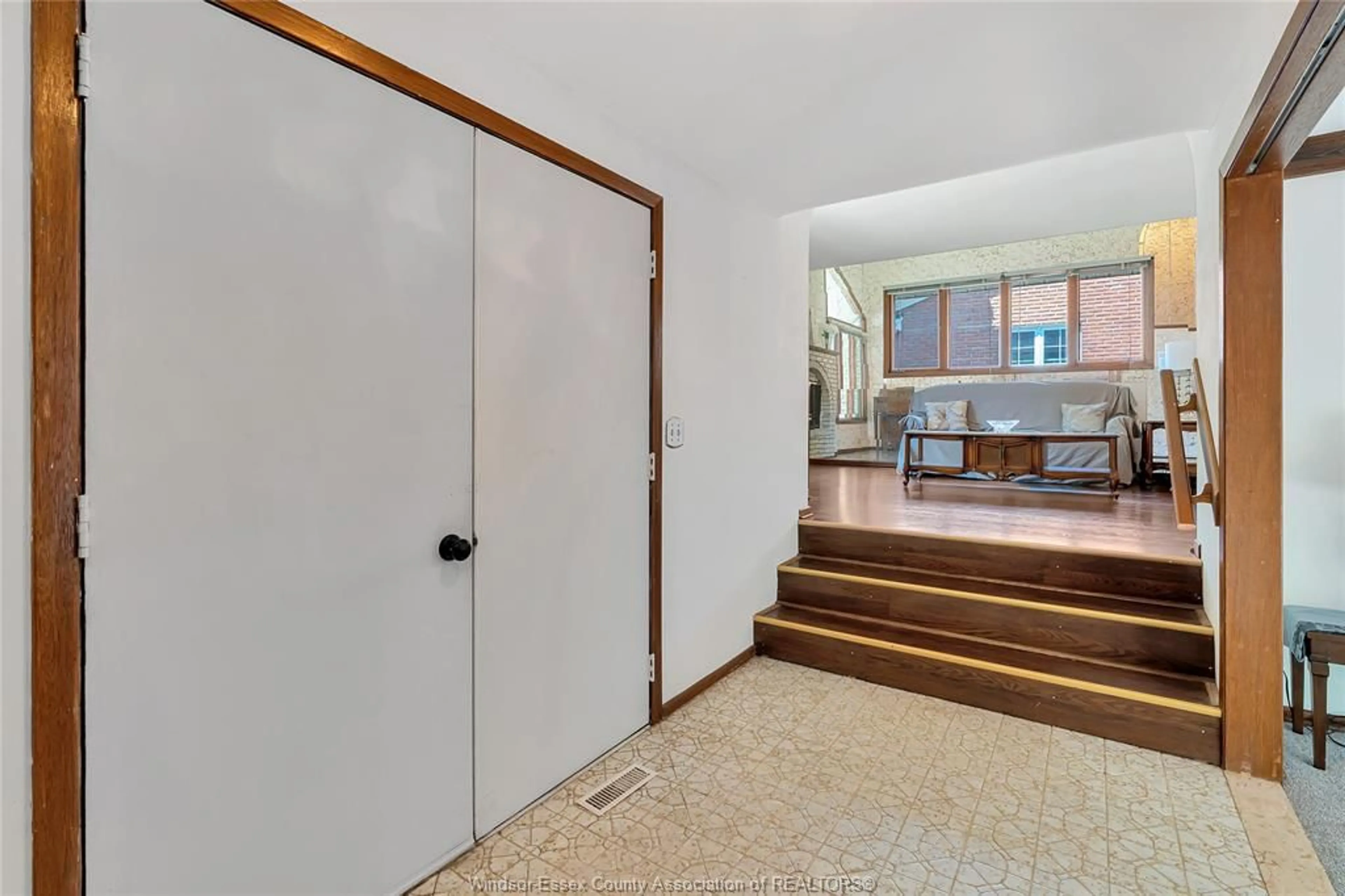Indoor foyer for 3770 HUNTINGTON, Windsor Ontario N9E 3W8