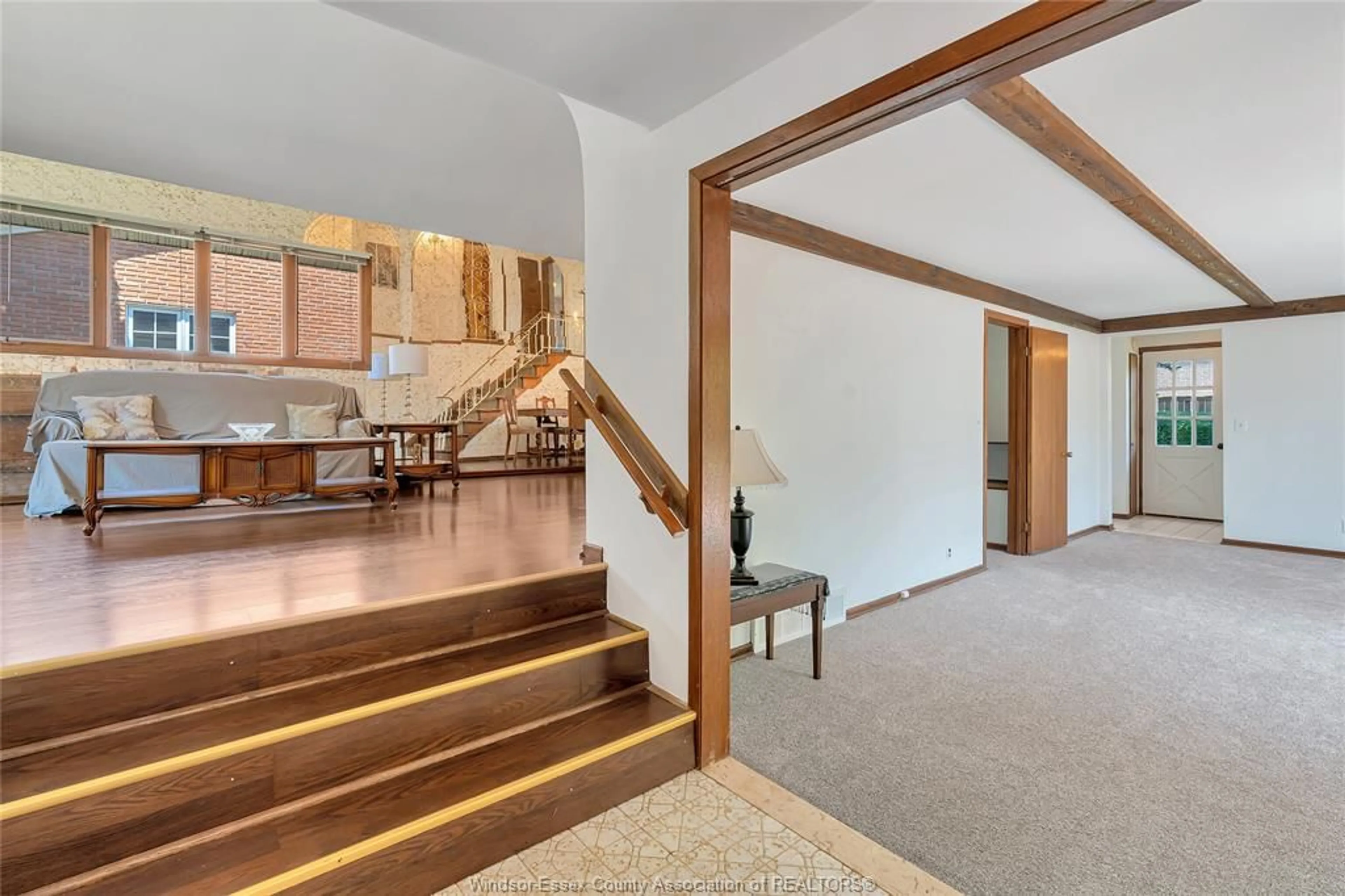 Indoor foyer for 3770 HUNTINGTON, Windsor Ontario N9E 3W8