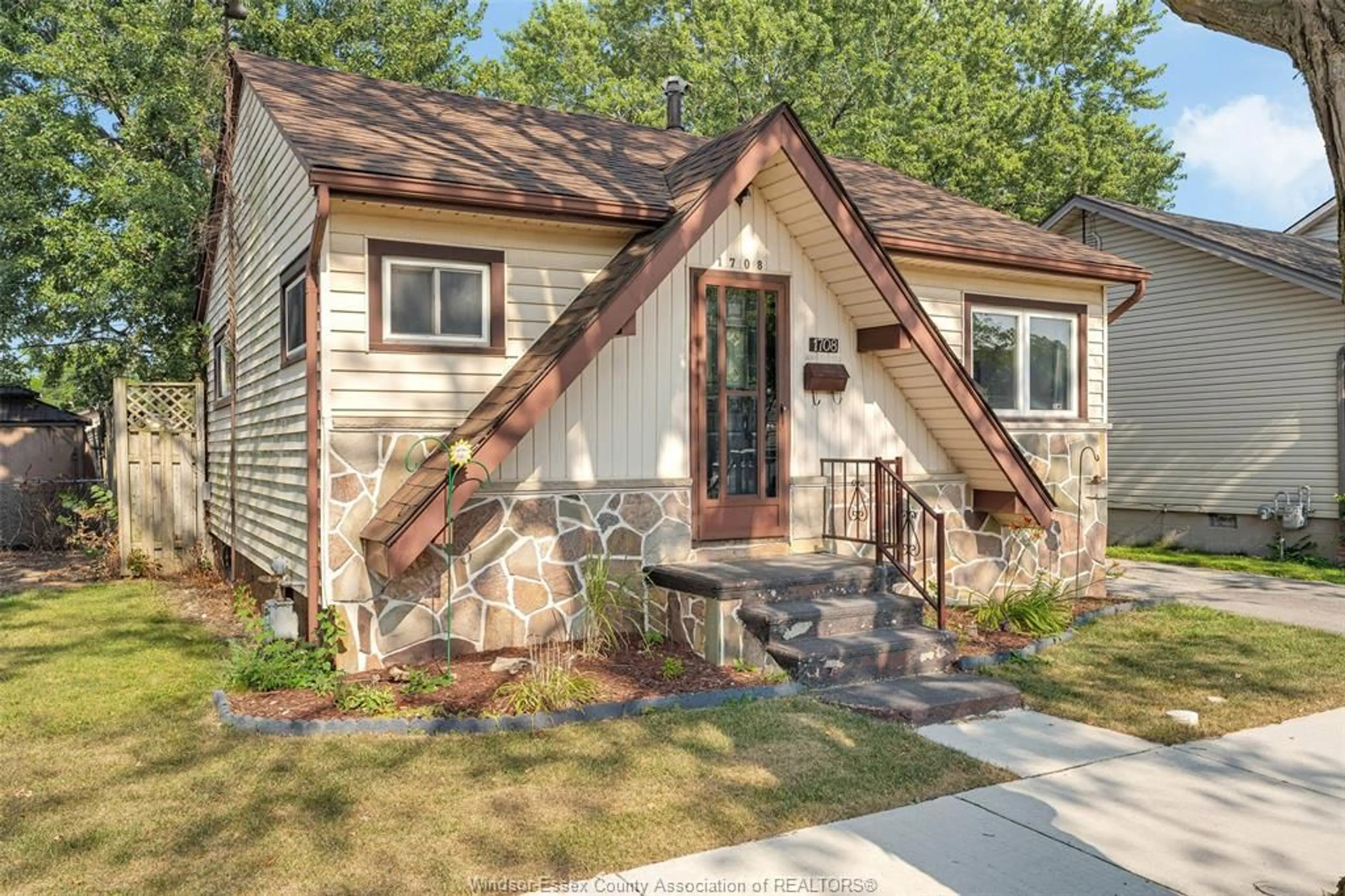 Home with vinyl exterior material, street for 1708 AUBIN, Windsor Ontario N8Y 4G5