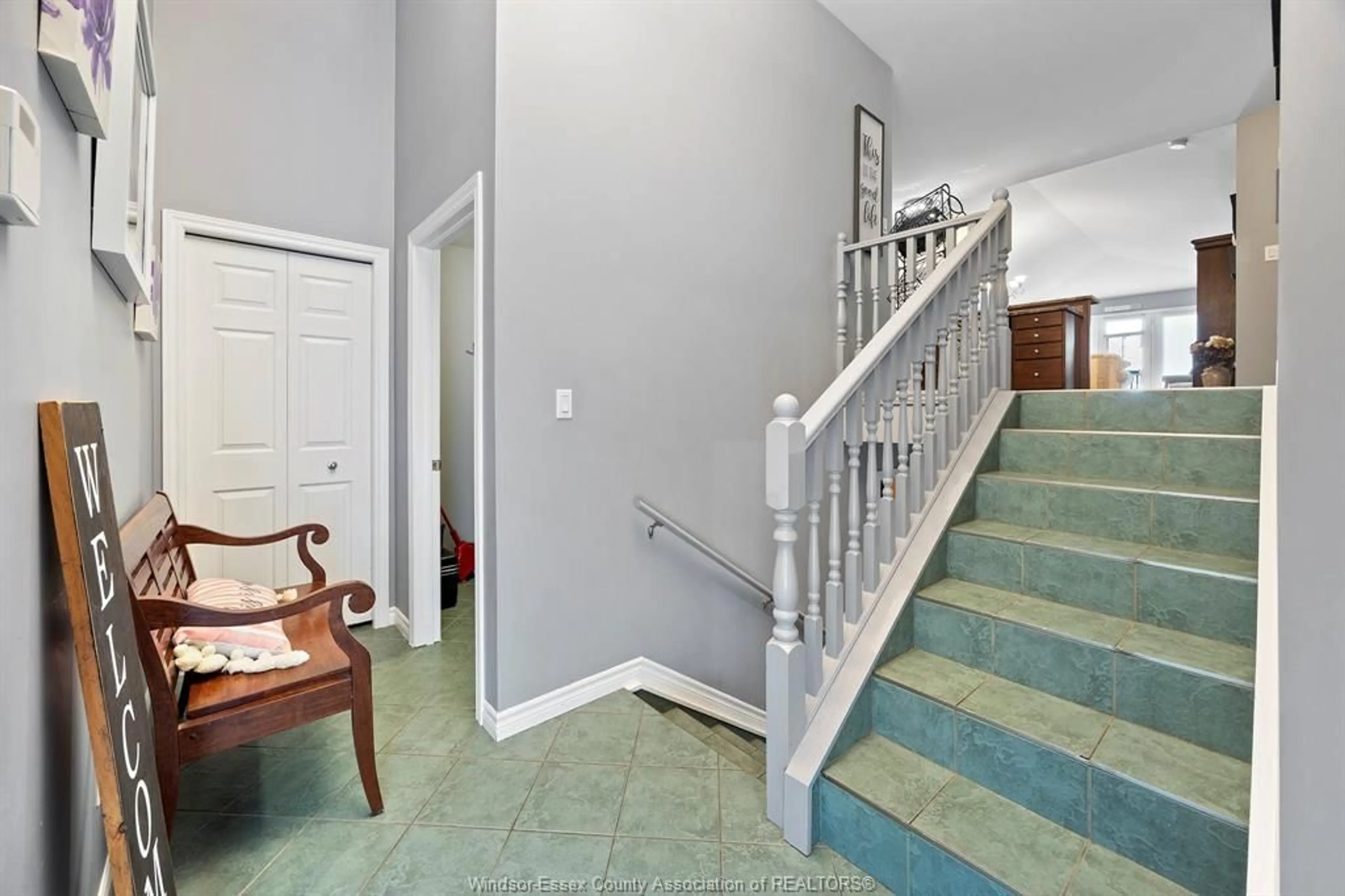 Indoor foyer for 150 LANSDOWNE Ave, Kingsville Ontario N9Y 4C9