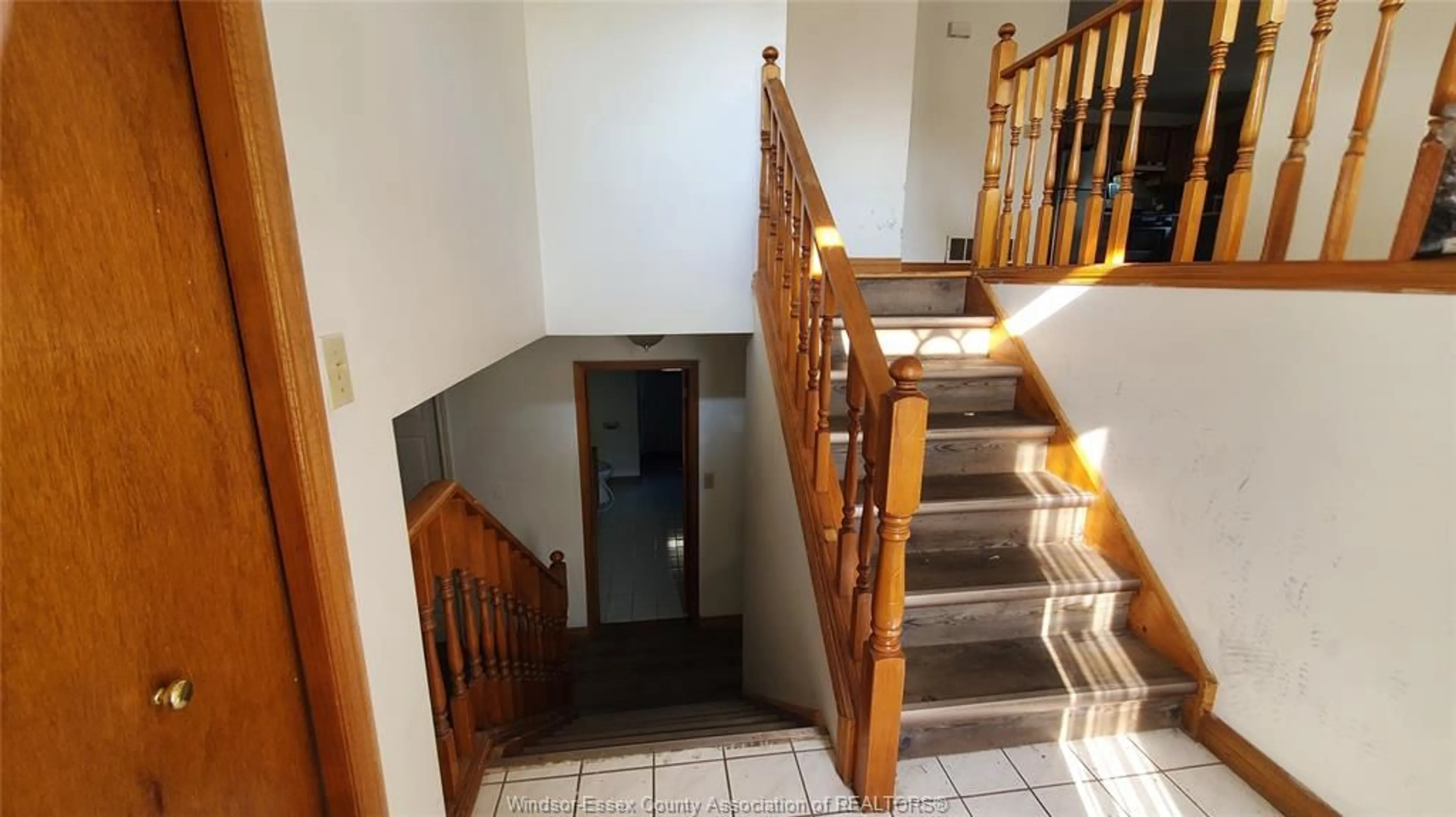 Indoor foyer for 1995 GRAND MARAIS Rd, Windsor Ontario N9E 1E9