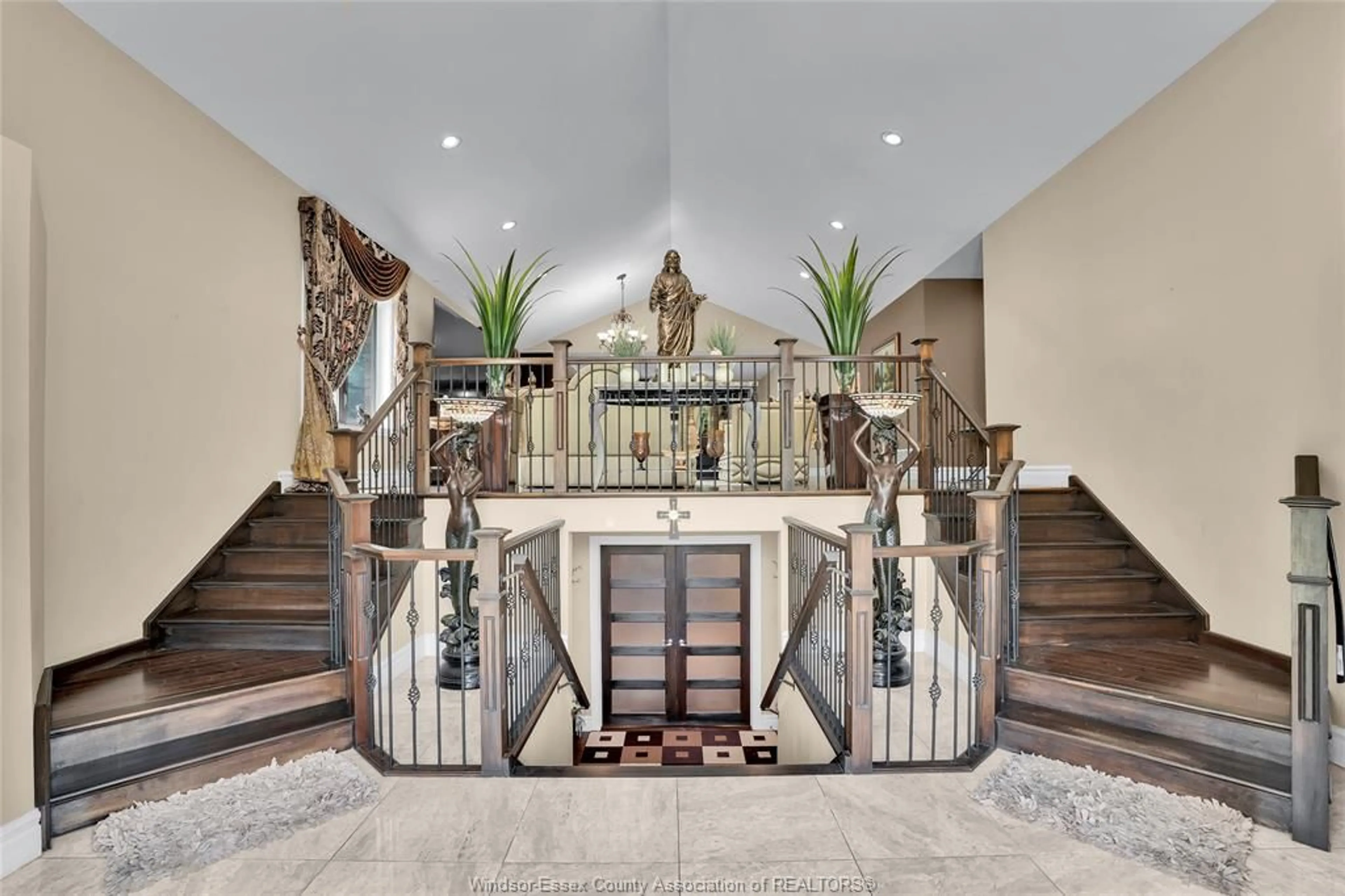 Indoor foyer for 3035 BRIDGEWAY, LaSalle Ontario N9H 2S6