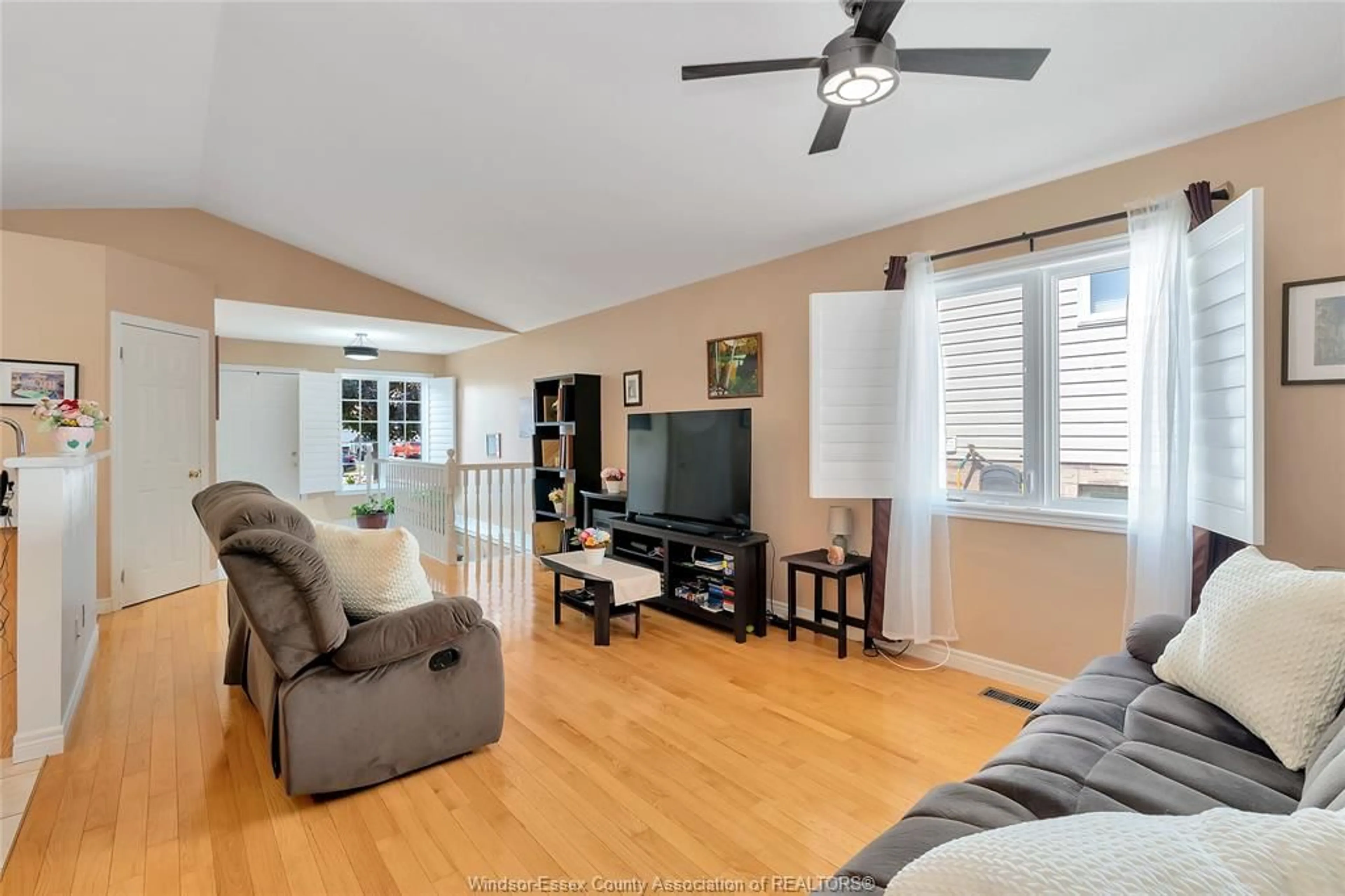 Living room with furniture, wood/laminate floor for 10 Villa Crt, Chatham Ontario N7L 5P5
